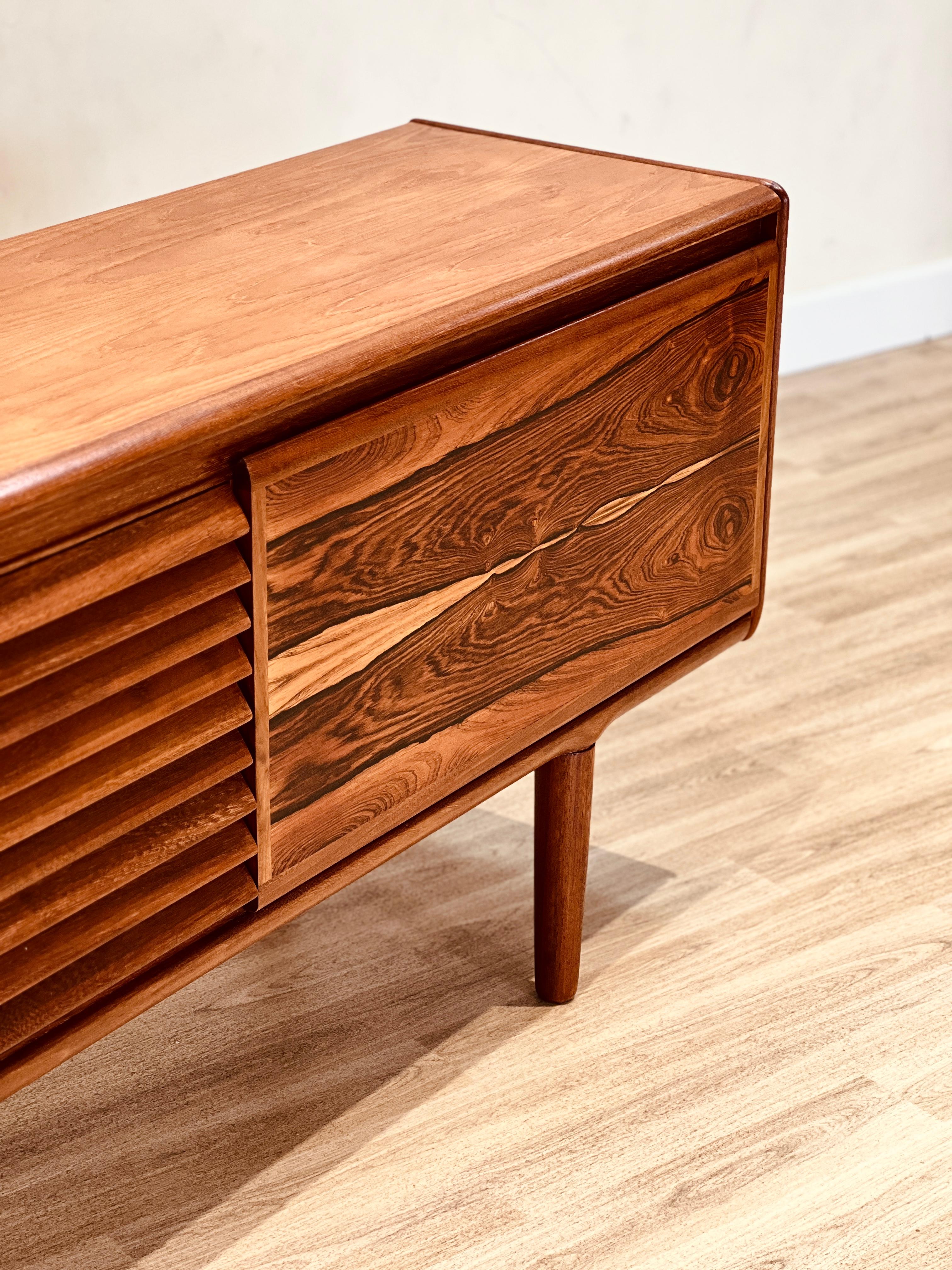 Rosewood sideboard by White and Newton, England 1960 For Sale 2