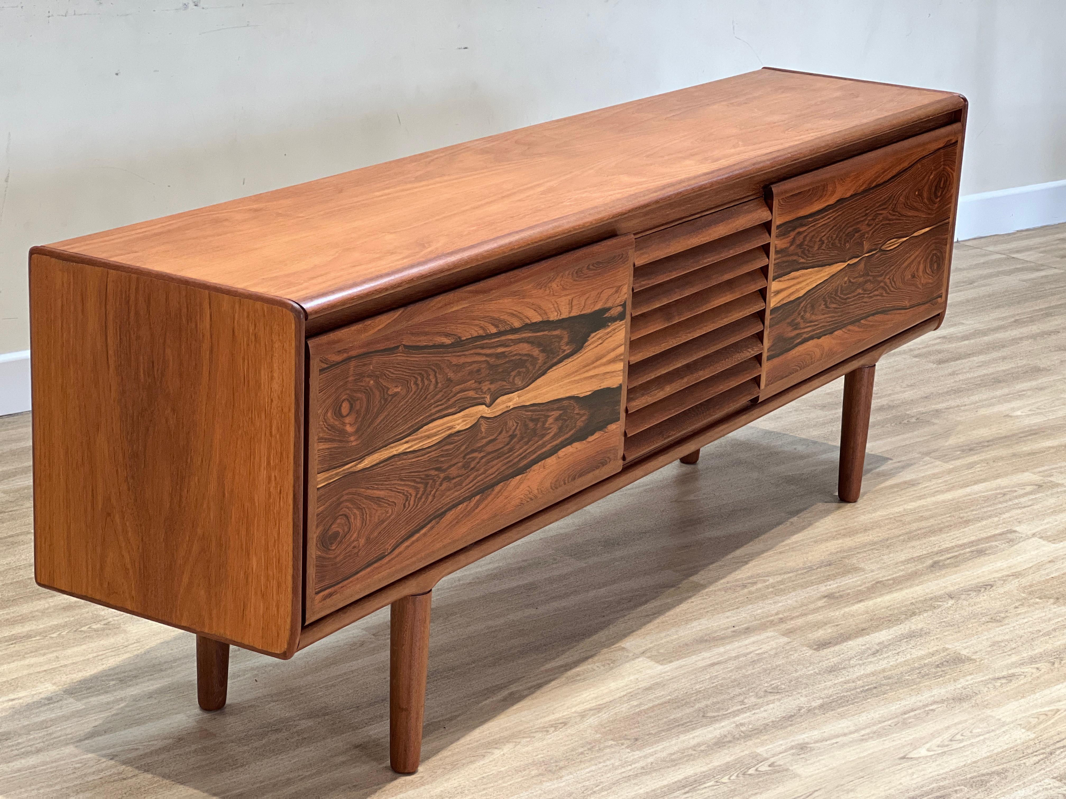 Rosewood sideboard by White and Newton, England 1960 For Sale 5