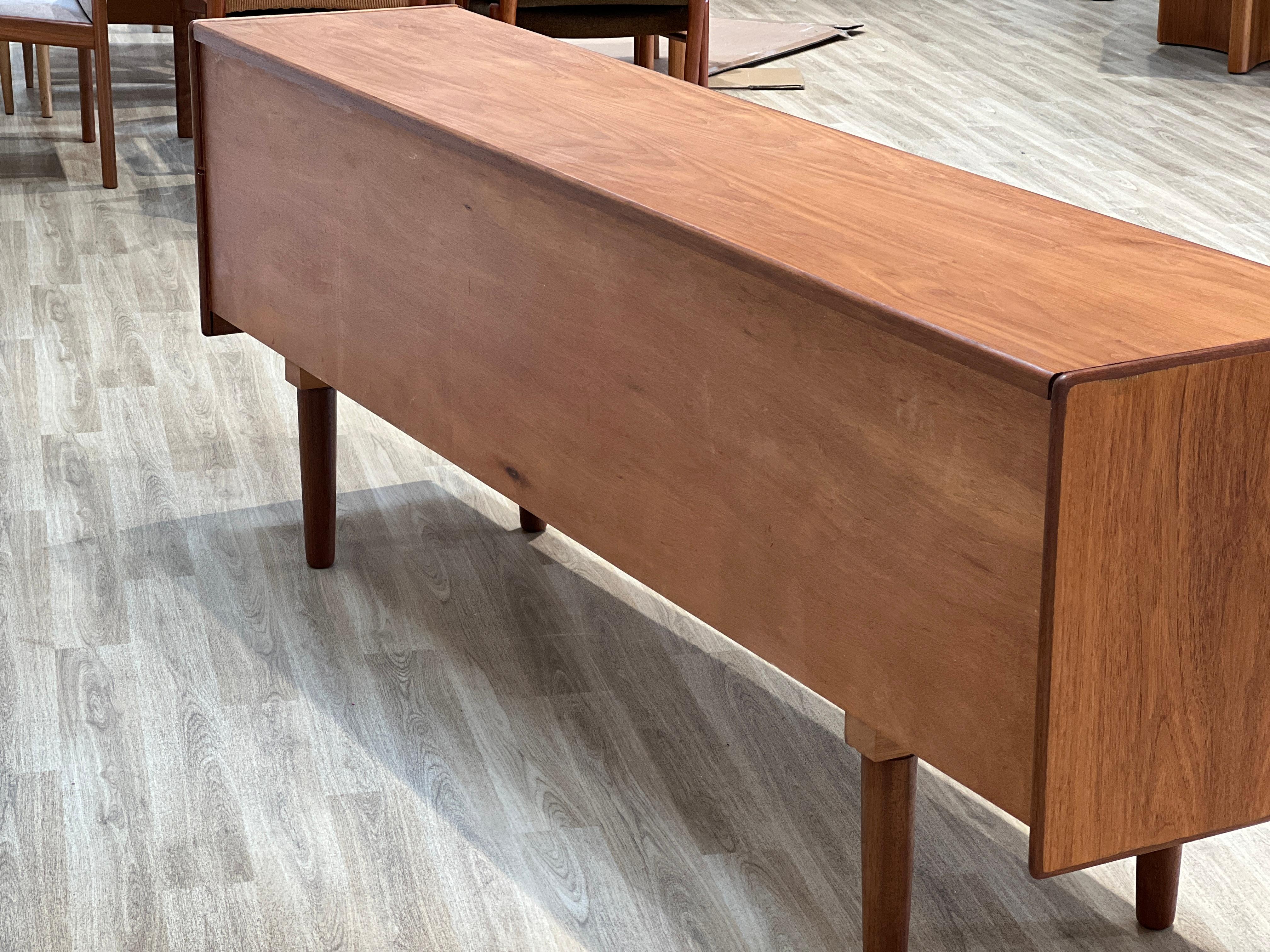 Rosewood sideboard by White and Newton, England 1960 For Sale 6