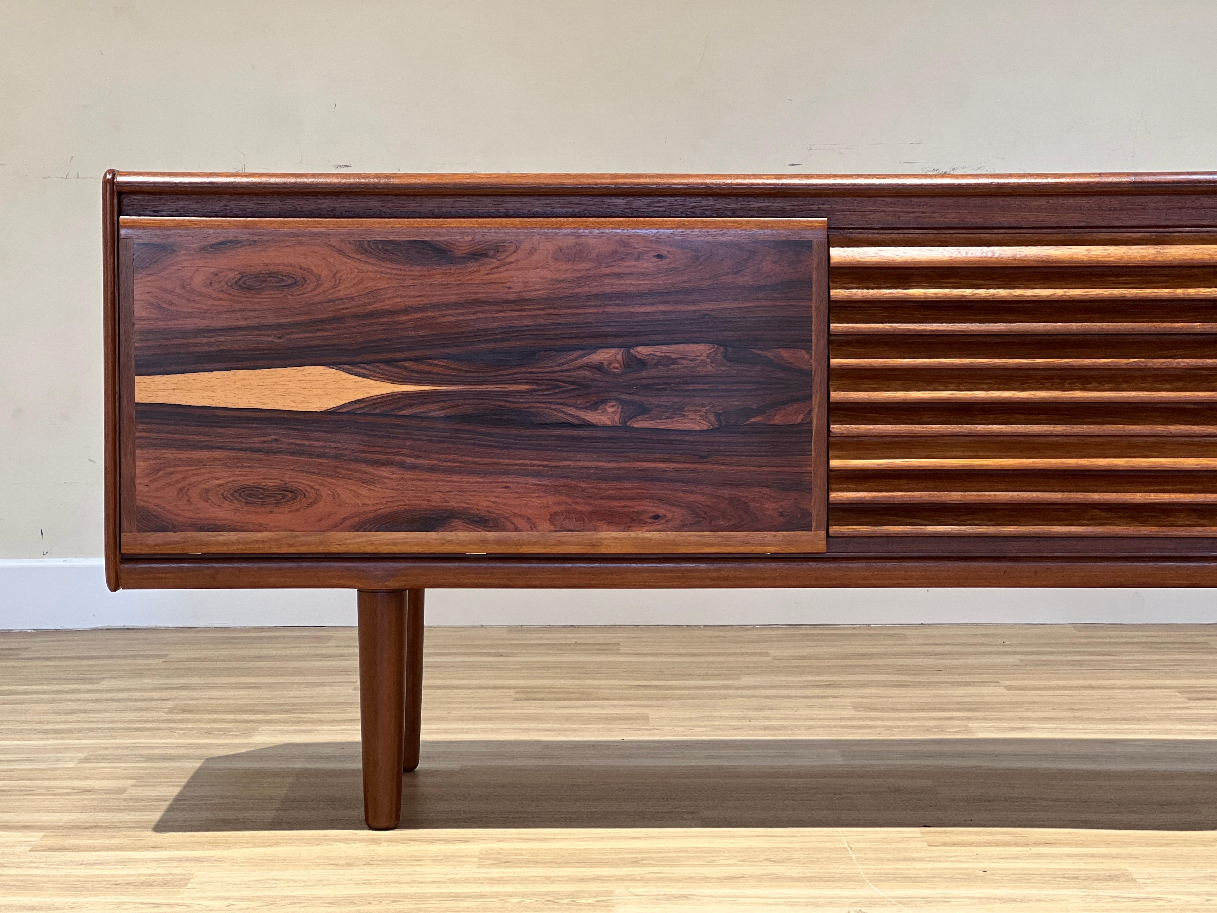 Arthur Edwards designed this stunning Rosewood sideboard for the high-end cabinet maker White and Newton in Portsmouth (England) in the ’60s.

The sideboard is an unusual piece to come across in the market. A professional restorer has entirely