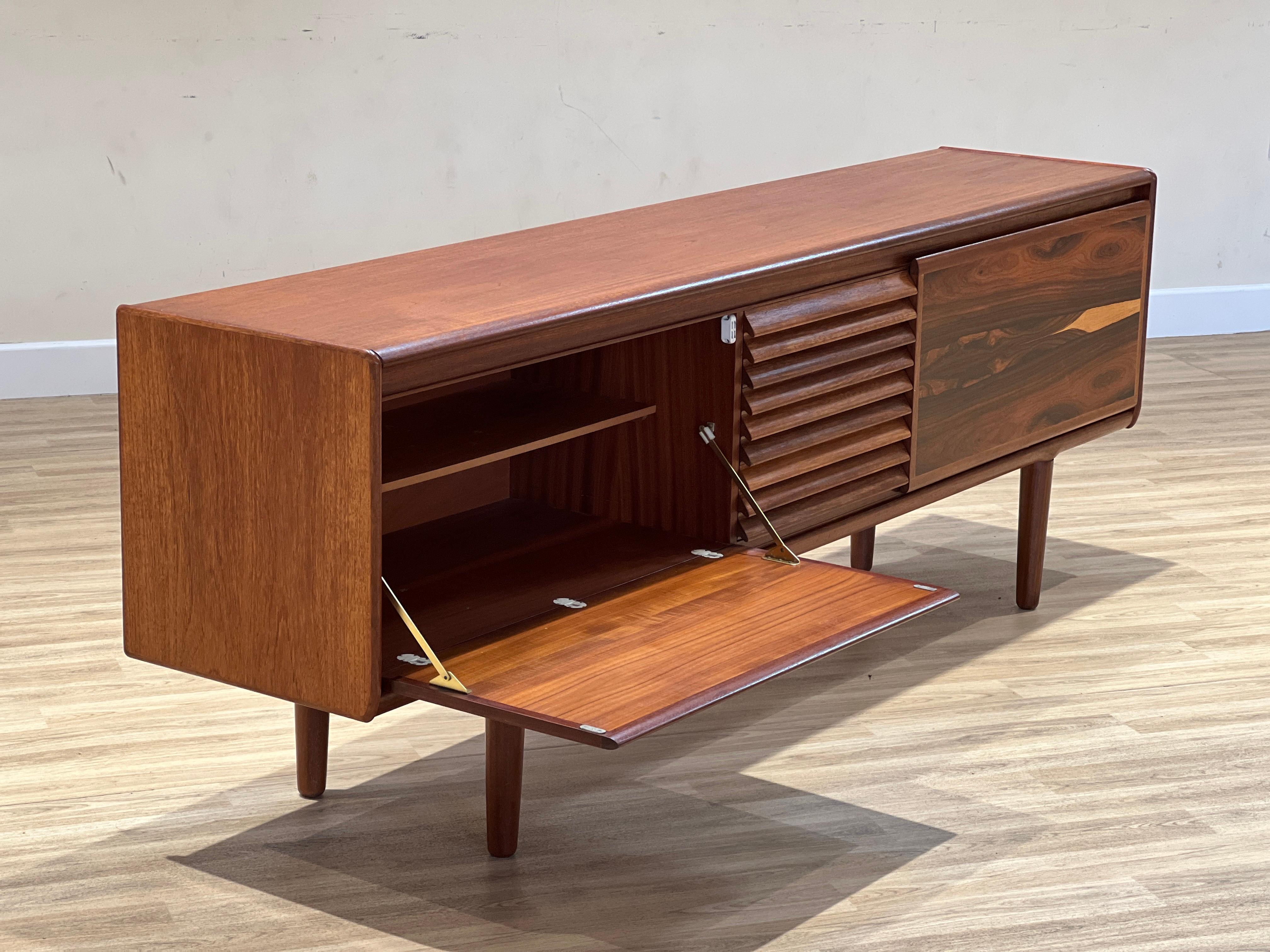 Rosewood sideboard by White and Newton, England 1960 In Excellent Condition In Buxton, GB
