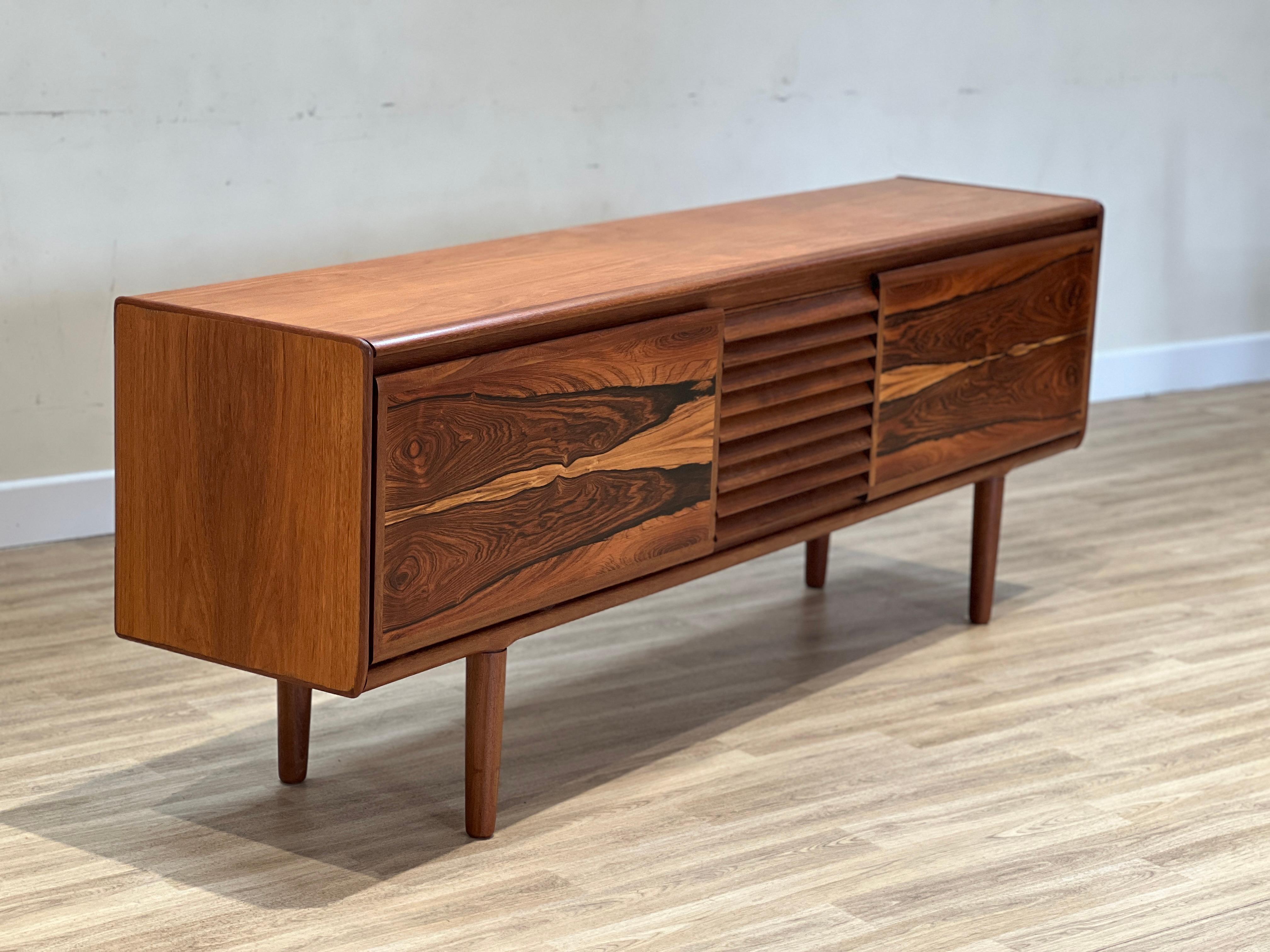 Rosewood sideboard by White and Newton, England 1960 For Sale 1