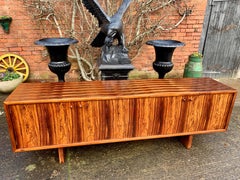 Buffet ou bahut en bois de rose Gordon Russell Martin Hall Gamme Marlow:: 1970
