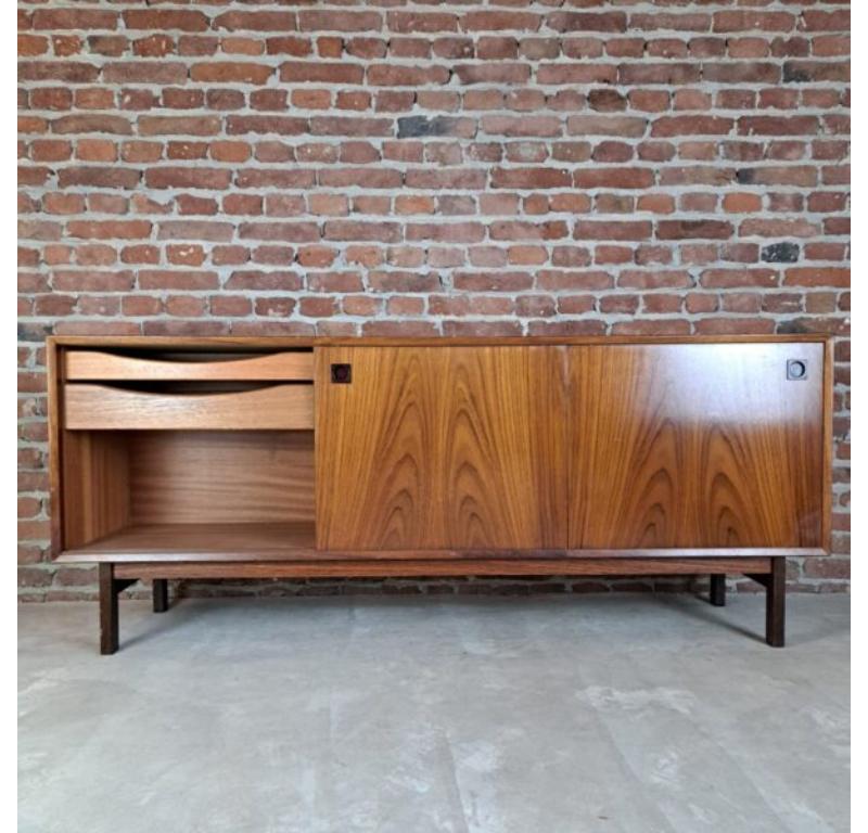 Buffet en bois de rose, Danemark, 1960

Informations complémentaires :
Pays de fabrication - Danemark
Période de conception - 1960
Période de production - 1960
Style - Midcentury / Design/One
Matière - Bois de rose
Couleur - Marron
Dimensions - 75 x