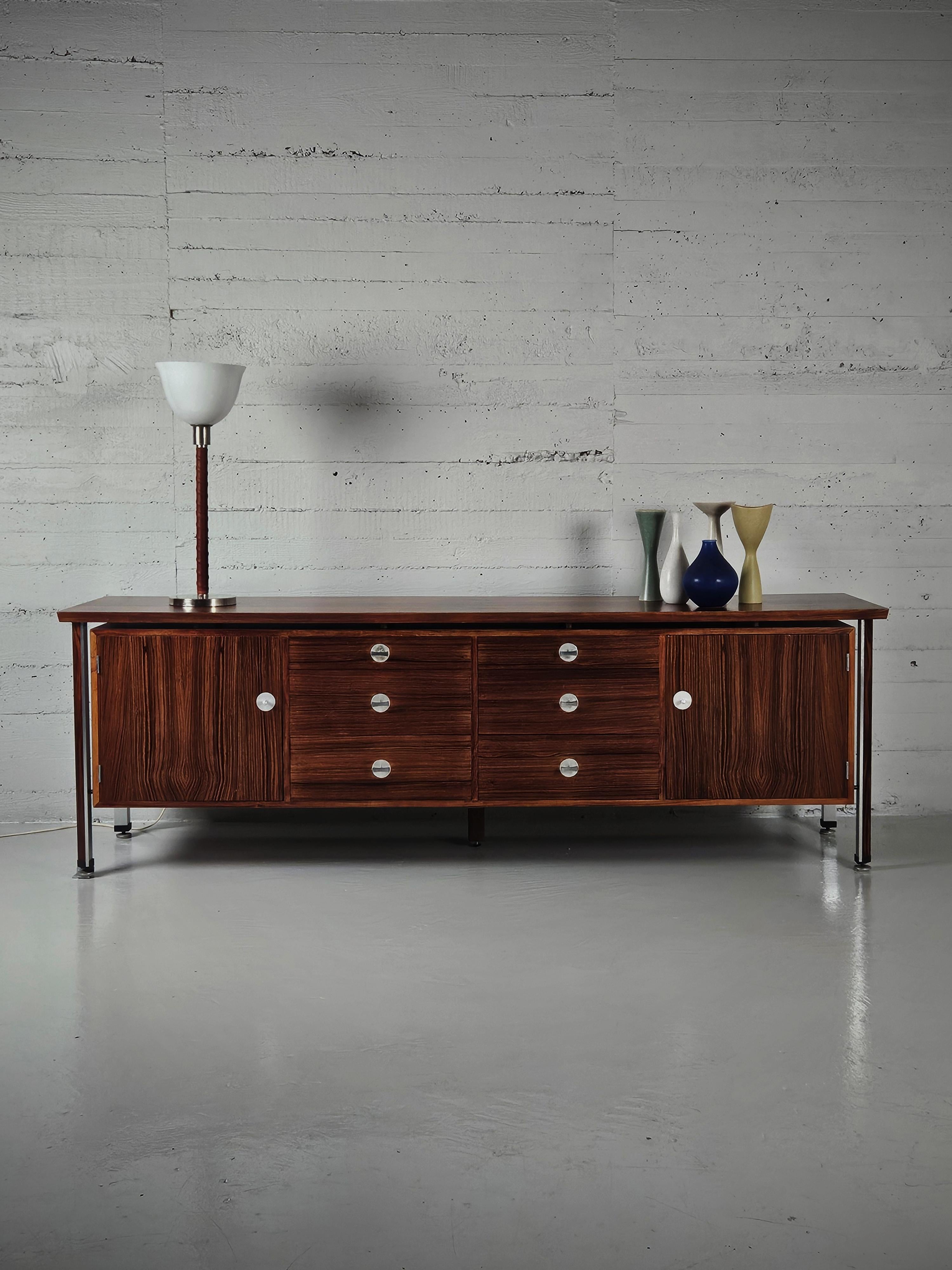 Luxuriöses Sideboard, entworfen von Finn Juhl für France & Søn, Dänemark, in den 1970er Jahren. 

Das Modell 'Diplomat' ist aus Palisanderholz mit Stahlgriffen und Aluminiumdetails gefertigt. Schwimmende Spitze. 