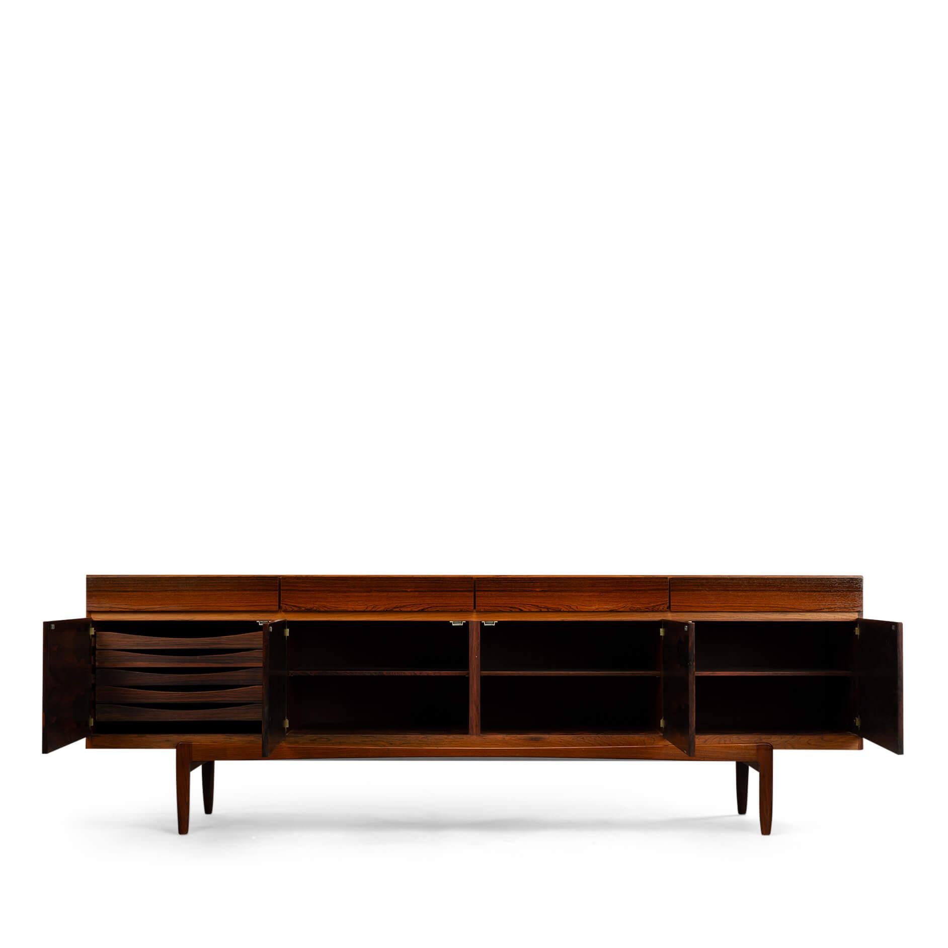 Vintage sideboard: FA66
This Ib Kofod Larsen FA66 can be considered royalty among Danish mid-century design credenzas. With an absolute minimum of design frills, no grips, everything serving one purpose, visual shock and awe. Segmented in four