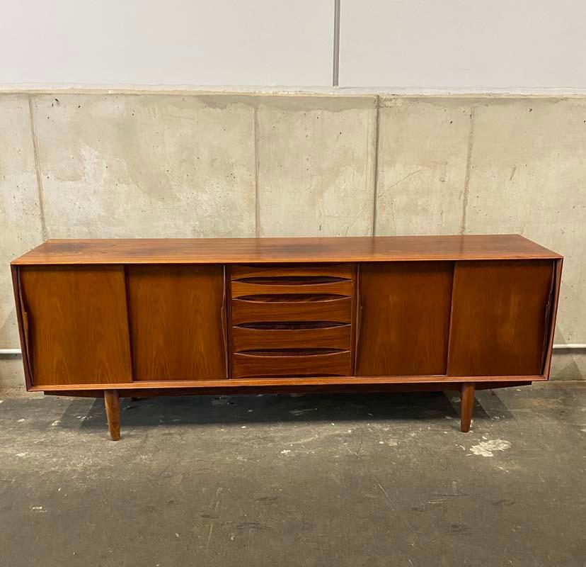 This rosewood sideboard from Dyrlund is the queen among midcentury sideboards. The Danish manufacturer Dyrlund is known for high-quality and perfectly crafted furniture in timeless design. The craftsmanship of the company, which was founded in 1960,