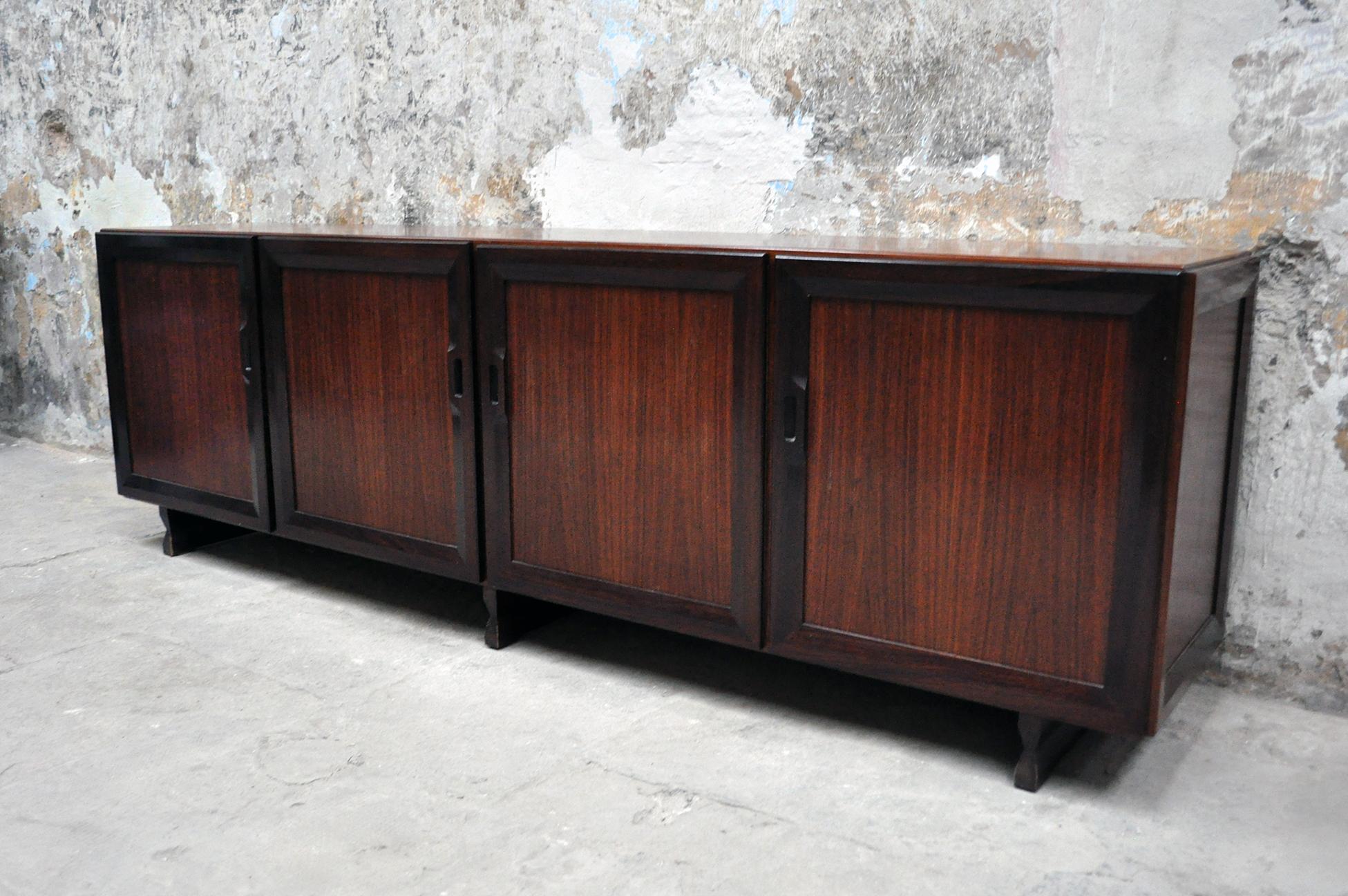 Rosewood sideboard with four compartments
MB15 model
Designer Franco Albini
Manufacturer Poggi
Year 1957.