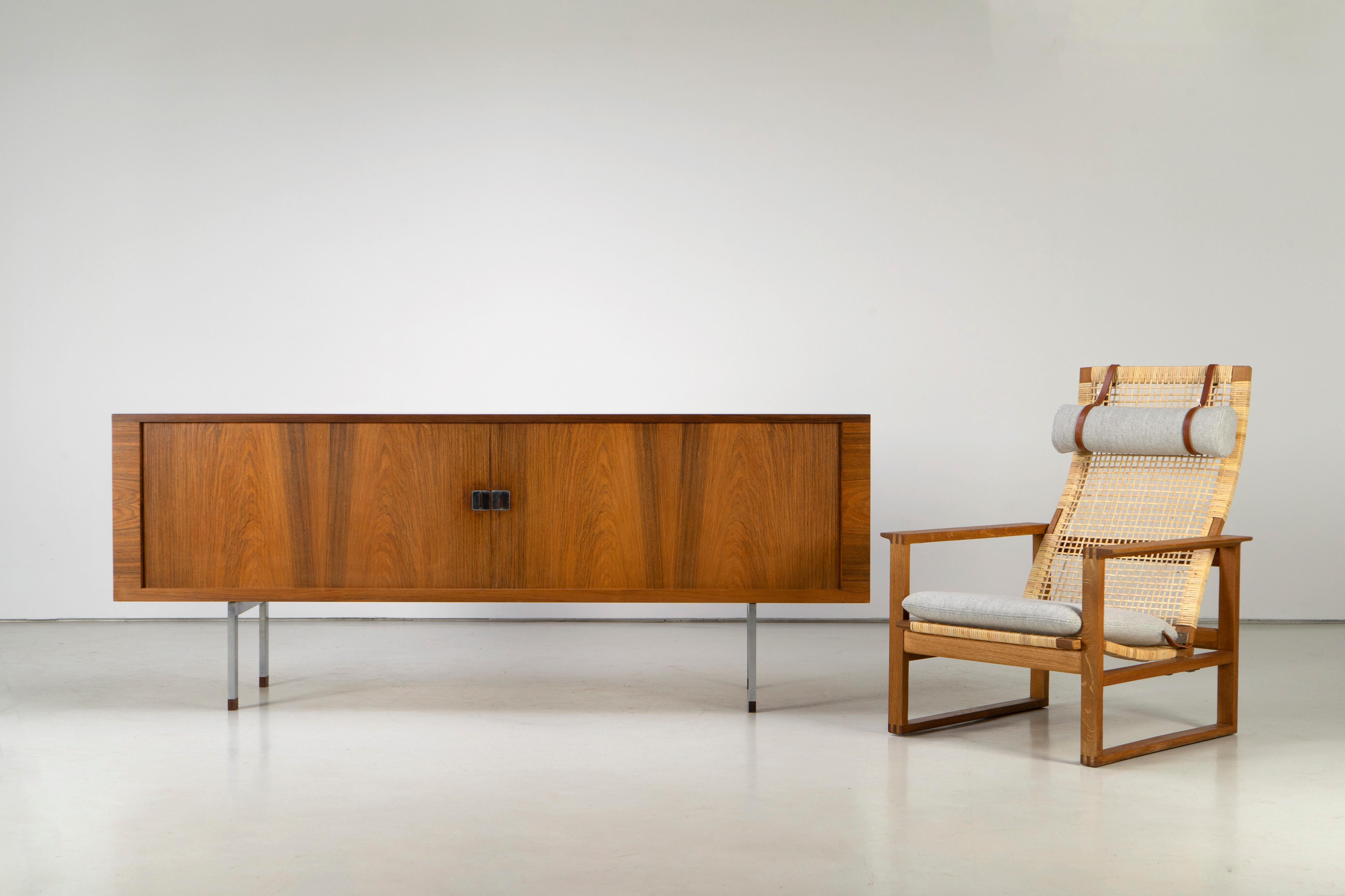 Rosewood Sideboard RY-25 by Hans Wegner for Ry-Møbler, 1960s In Good Condition In Rosendahl, DE