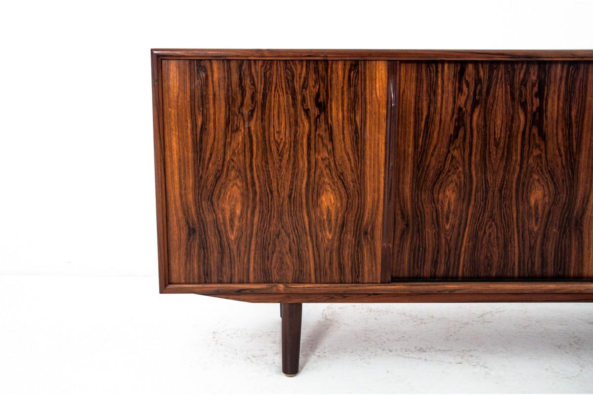 Danish sideboard chest of drawers made of rosewood.

Very good condition, after renovation.

Unique Danish design.

Behind the sliding doors there are three pull-out drawers and numerous shelves.

Dimensions: Length 200 cm / height 76 cm /