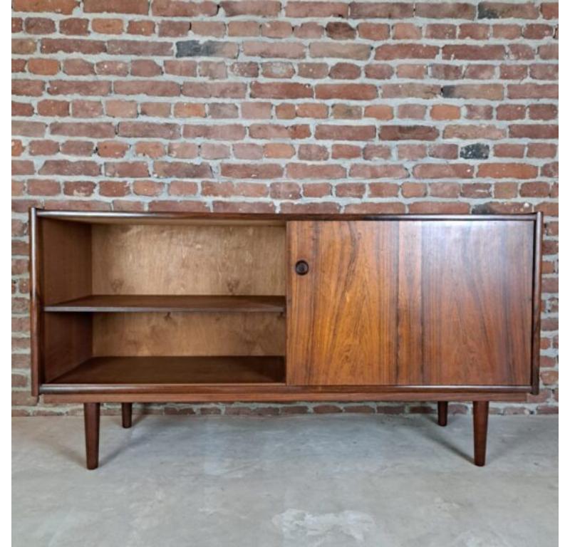 Credenza in palissandro con cassettiera, Danimarca, 1960

Informazioni aggiuntive:
Paese di produzione - Danimarca
Periodo di progettazione - 1960
Periodo di produzione - 1960
Stile - Midcentury / design danese
Materiale - Palissandro
Colore -