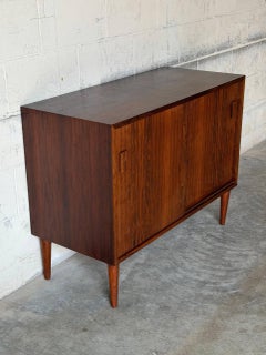 Aparador de palisandro con puertas correderas, estilo «Mid-Century Modern» danés, década de 1960