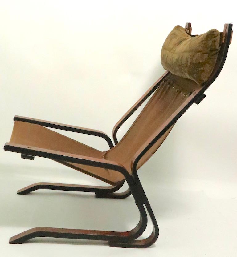Exceptional example of the iconic Siesta lounge chair, designed by Ingmar Relling for Westnofa, made in Norway. The chair has a rosewood frame, with original upholstery, which depicts Zebras and Cheetahs in repeat. Very chic and sophisticated