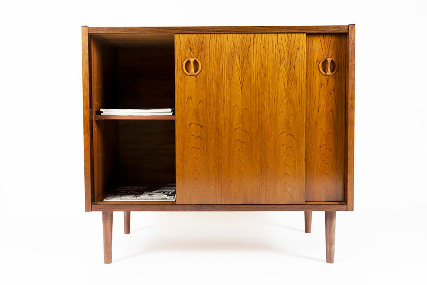 Very sweet sideboard, made of rosewood and rosewood veneer. Solid rosewood slide door handles. Made in Denmark in the 1960s. The sideboard has a twin, also offered for sale, slightly darker color. The cabinets are also offered for sale as a pair. As