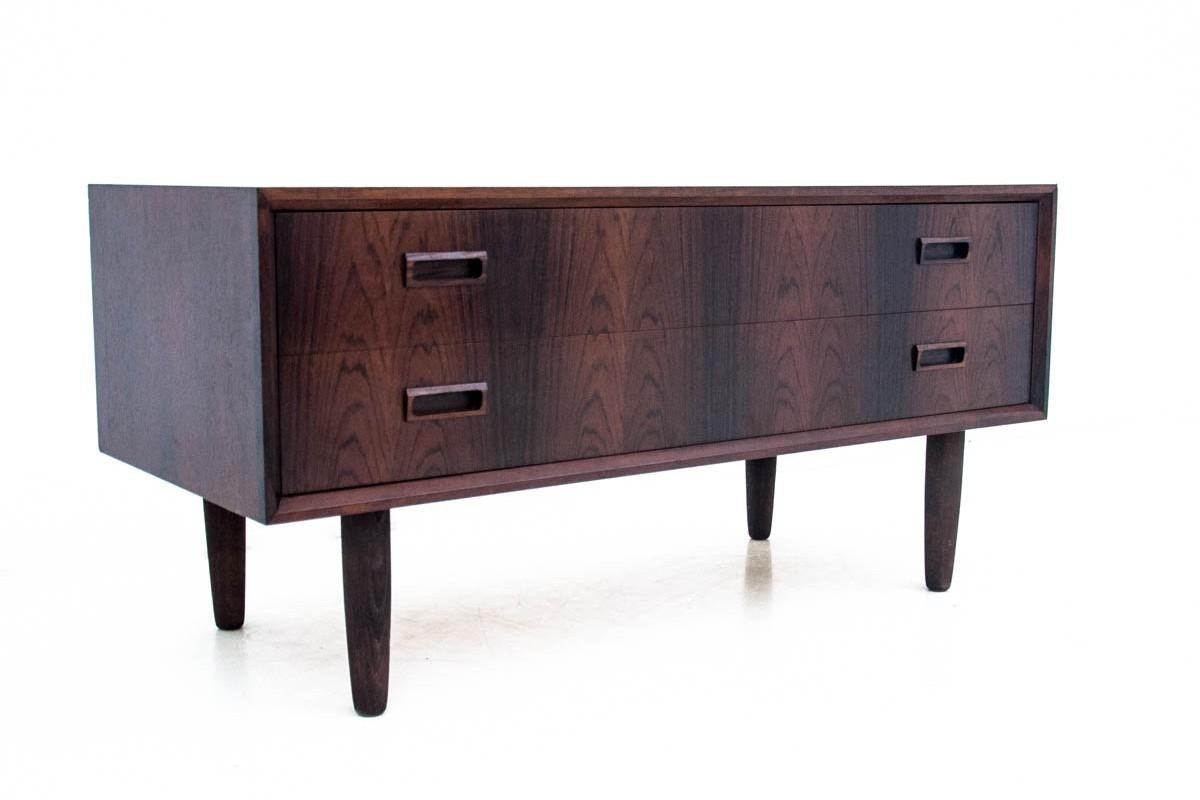 Rosewood cabinet made in Denmark in the 1960s.
The chest of drawers is perfect as a TV cabinet.
Dimensions: height 48 cm, width 100 cm, depth 43 cm.