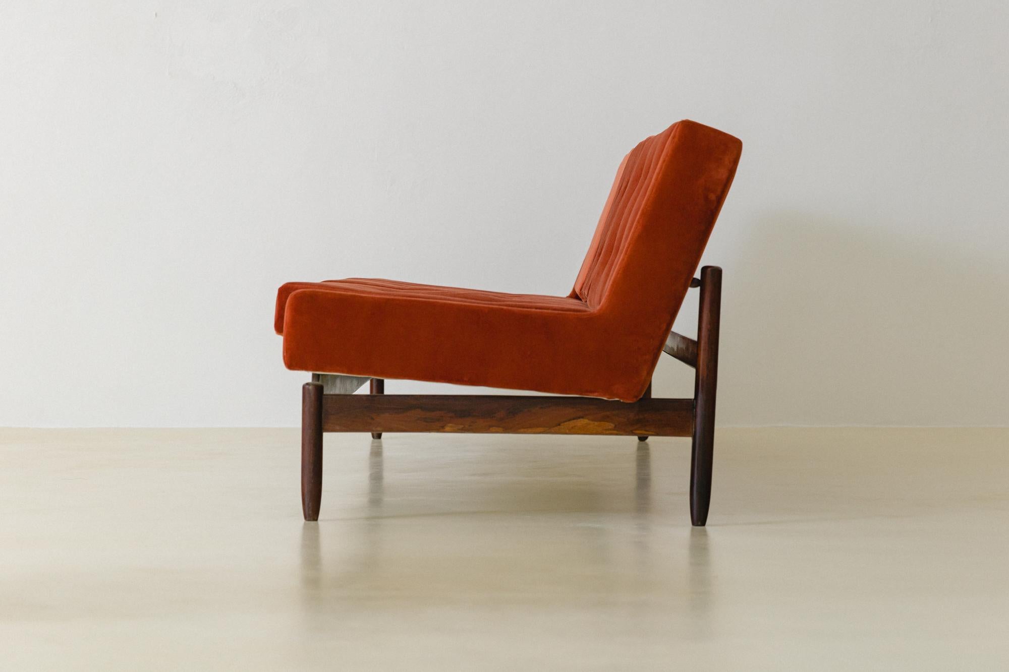 Canapé en bois de rose de Mveis Cant, années 1960, brésilien du milieu du siècle dernier 2