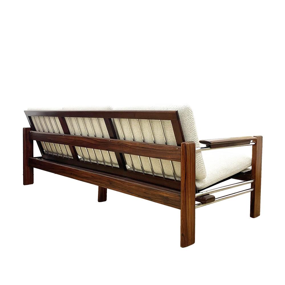Un canapé extrêmement rare conçu par le designer néerlandais Rob Parry, à la forme très élégante avec une combinaison de bois de rose, de métal chromé et d'une assise, comme suspendue dans cette structure. Cela lui donne un air à la fois moderne et