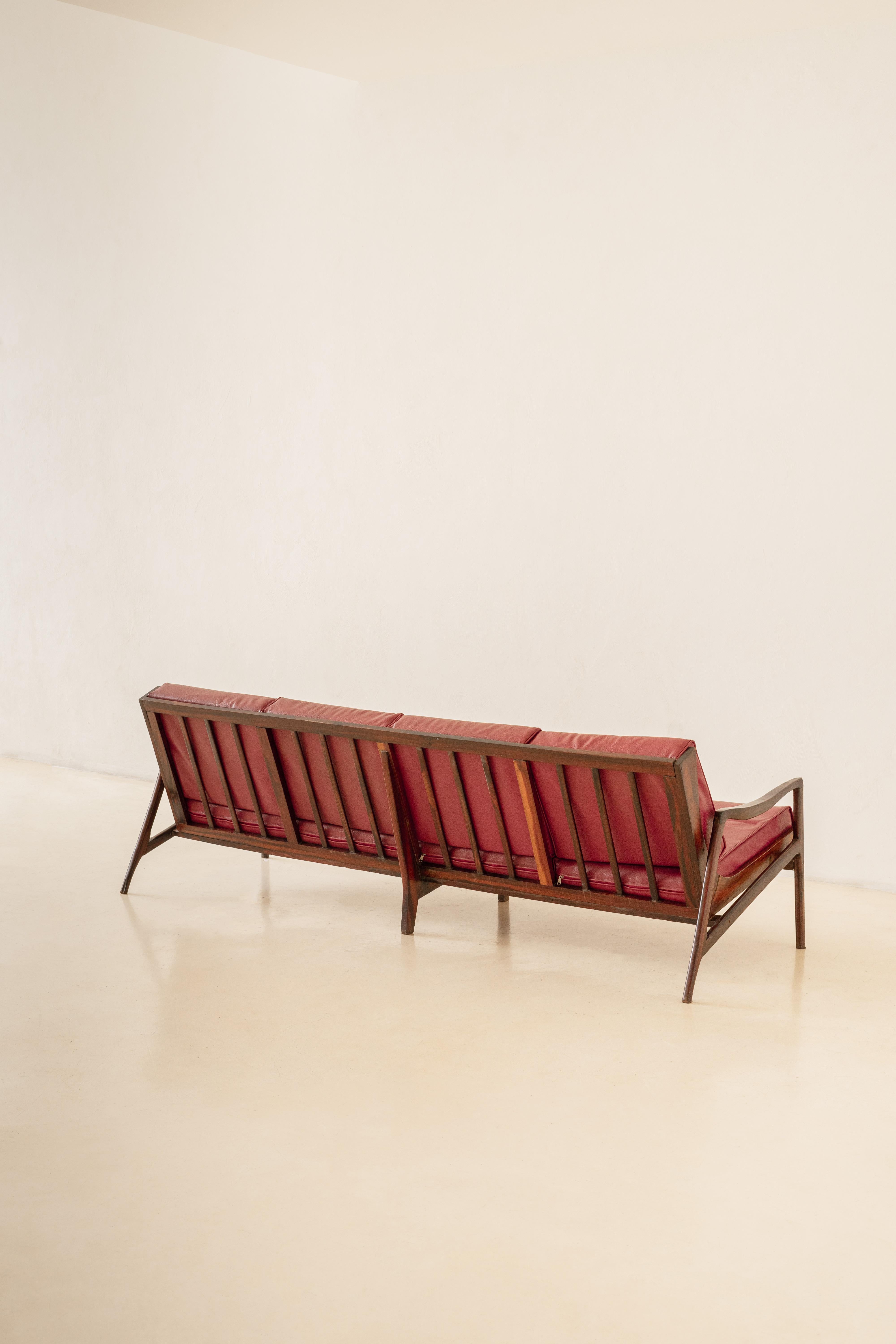 Questo pezzo unico mette in mostra l'eccellenza del design modernista brasiliano. Fabrice in legno massiccio di palissandro di qualità eccezionale e rivestita in tessuto rosso intenso.
Fondato nel 1873 in mezzo all'aristocrazia del caffè di San