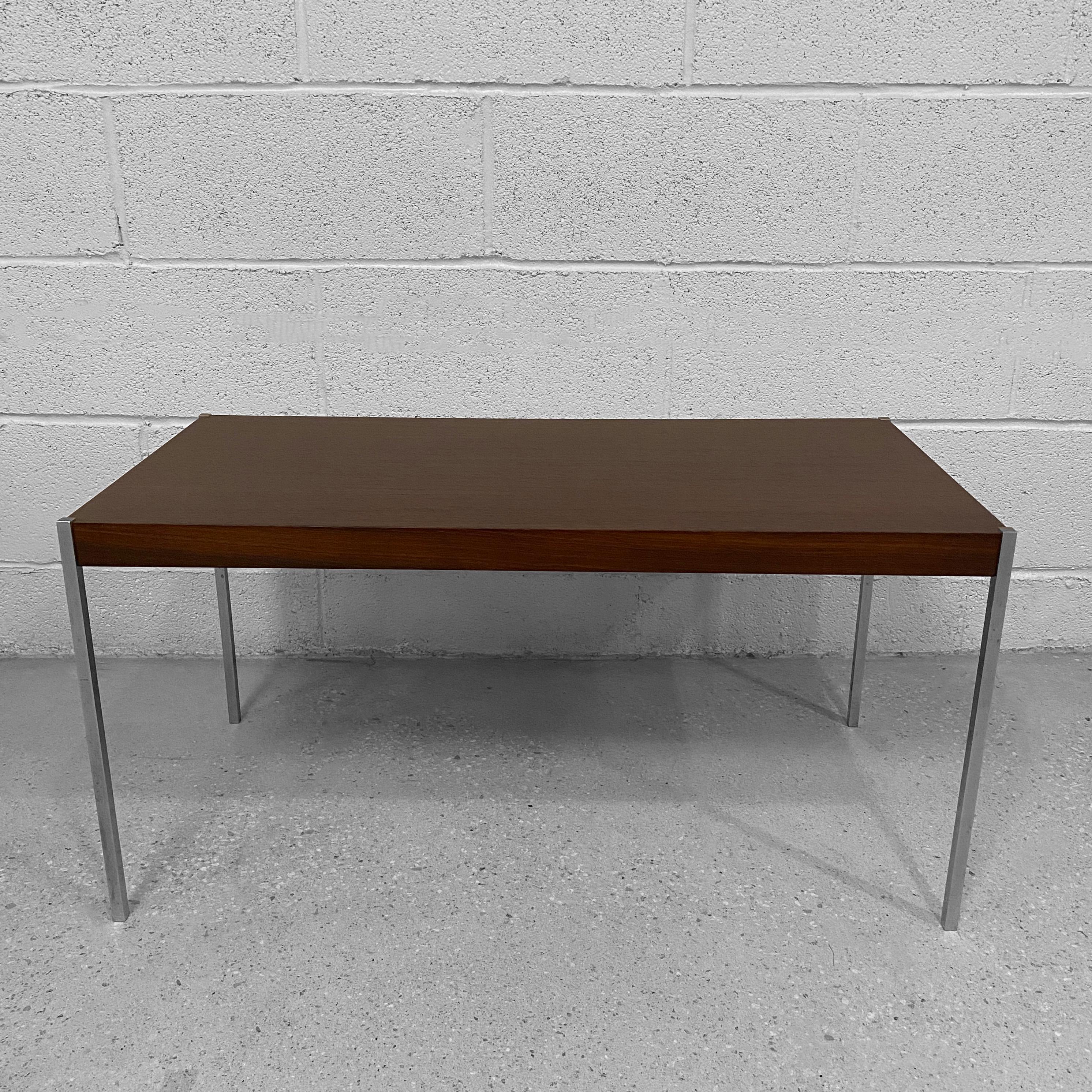 Épurée et minimale, la table basse scandinave moderne de Uno & Östen Kristiansson pour Luxus présente un plateau en bois de rose et de minces pieds en acier.