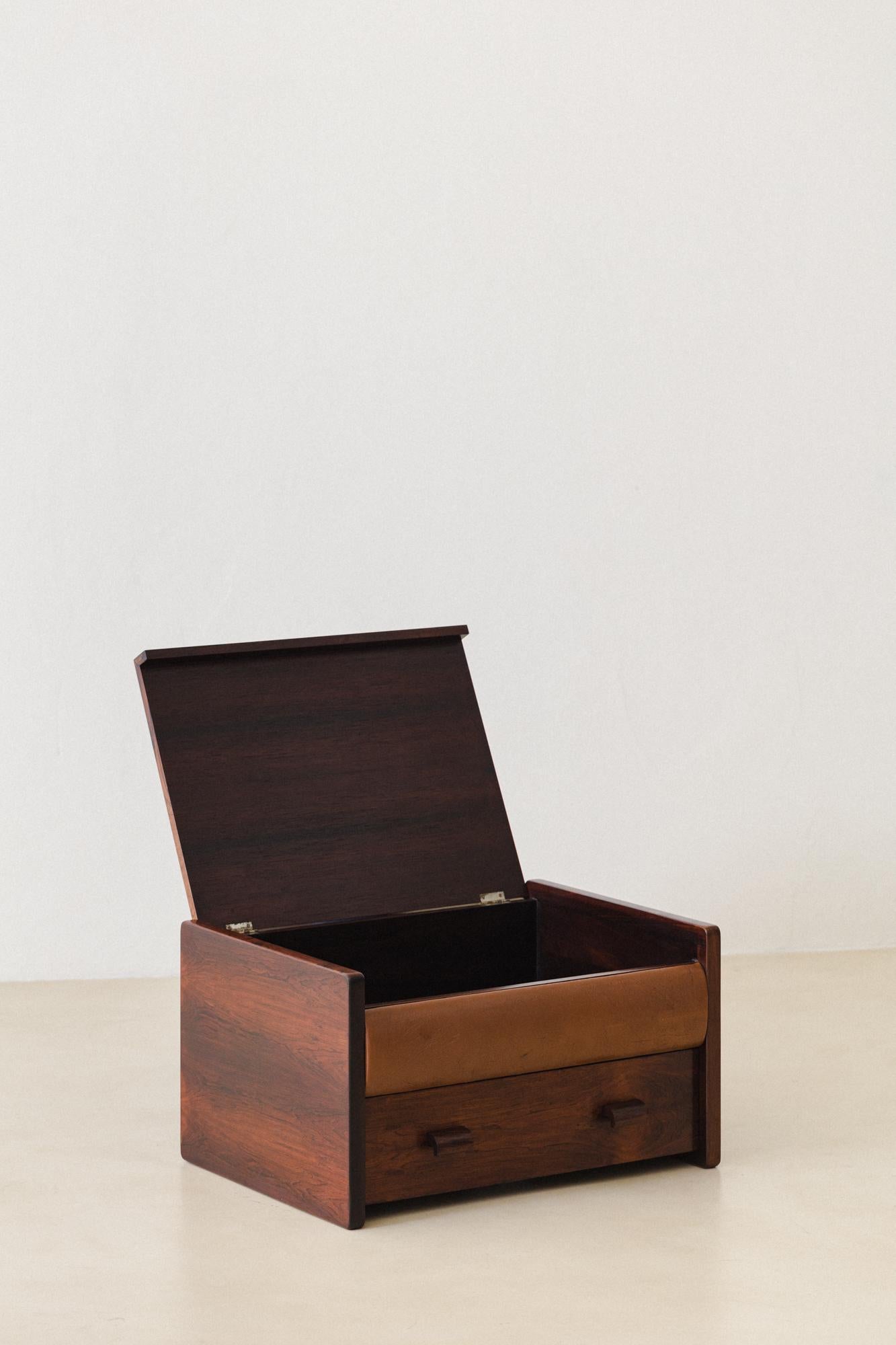This Storage Chest made of Brazilian Rosewood with a leather detail was produced by Celina Decorações in the 1960s. Inside, there is a lot of space to keep your belongings.

In this period, Brazilian furniture with modern design gained more space