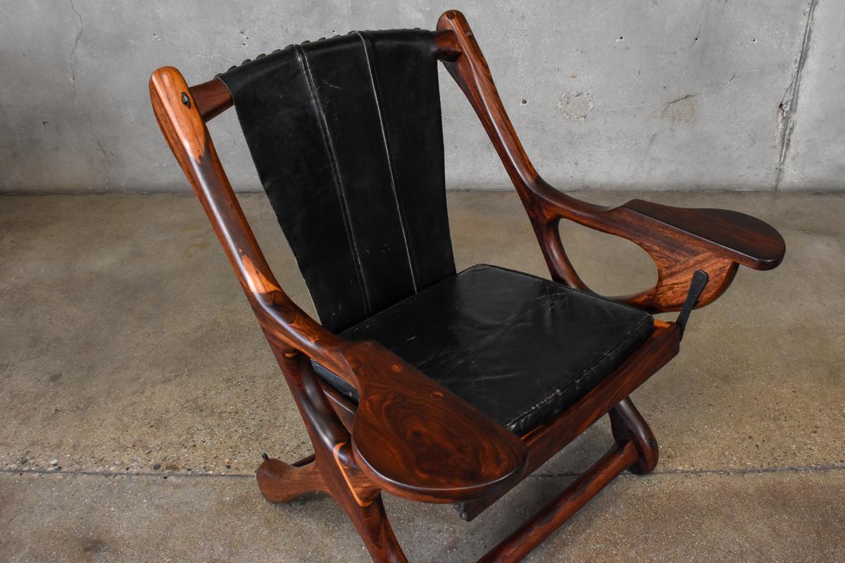 A rosewood 'swinger' lounge chair designed by Don Shoemaker for Senal, S.A. studio, Mexico. In beautiful original condition with a nice patina on the leather. There is some minor discoloration to the rosewood in a couple areas. Seat height is