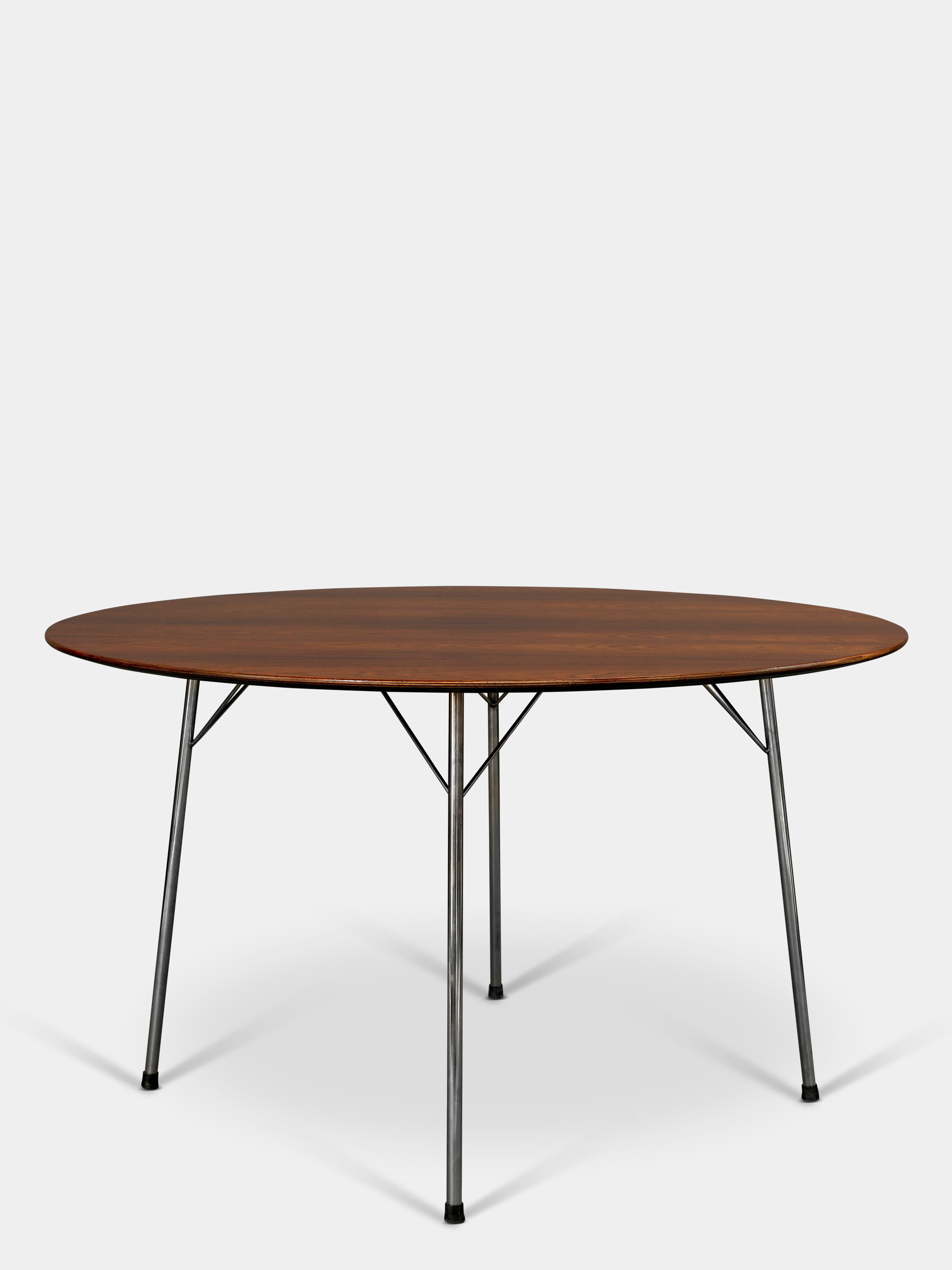 Arne Jacobsen (1902-1971)

A matching set of four series seven chairs and a round dining table with chromed steel base and table top of rosewood.

Designed by Arne Jacobsen for Fritz Hansen, circa 1960.