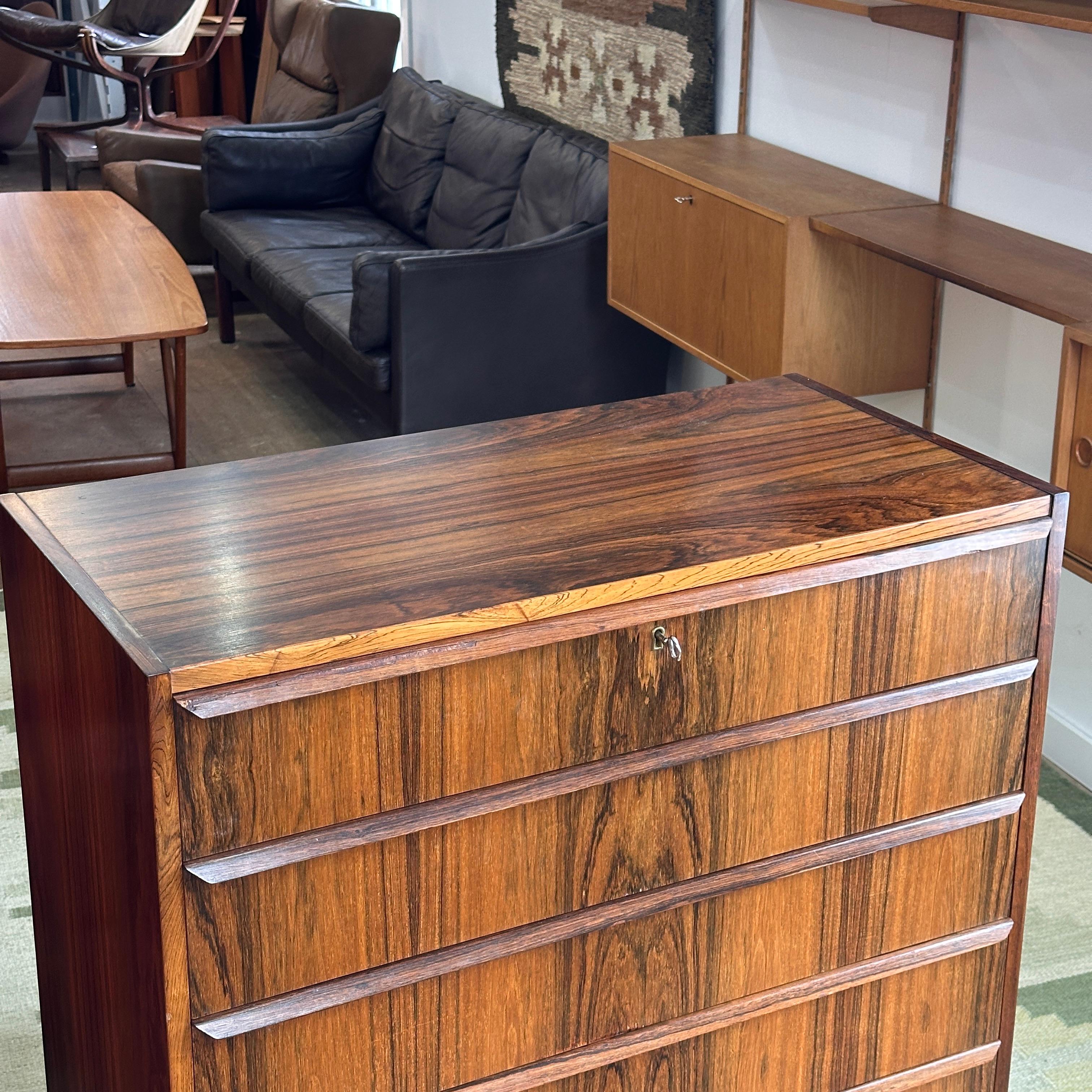 Mid-Century moderno Cassettone in palissandro in vendita