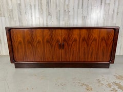 Credenza con puerta de tambor de palisandro by Dyrlund