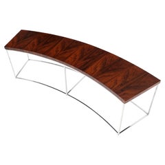 Table basse Milo Baughman de forme incurvée avec plateau en bois de rose et base chromée