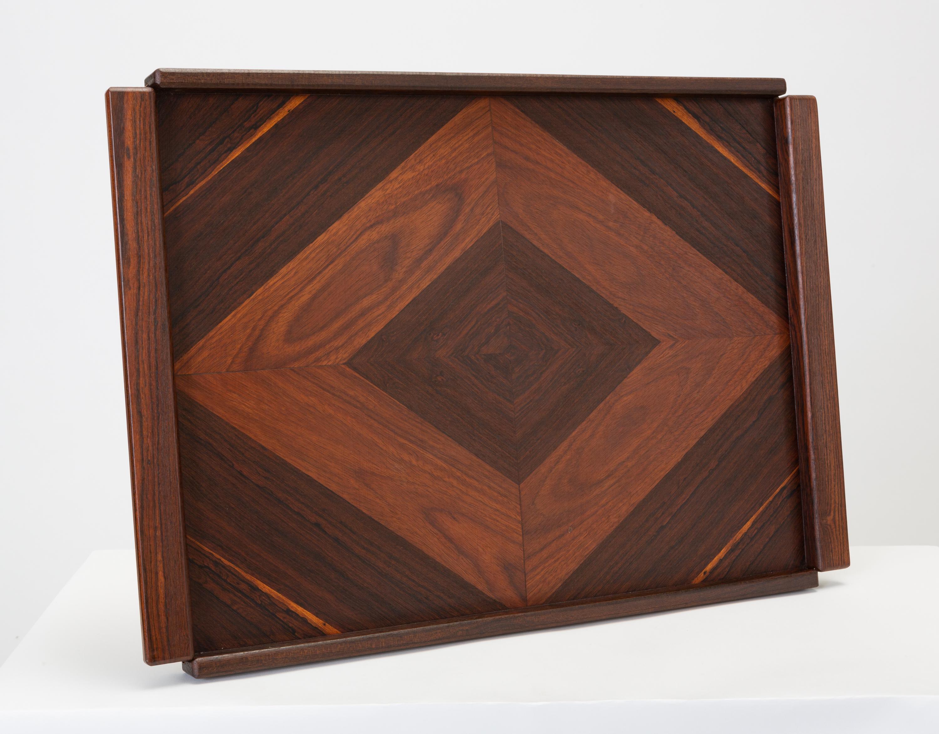A rosewood tray by Don Shoemaker for Señal, designed and produced in Mexico. This example features an inlay pattern that forms a large diamond around the centre of the tray surface. The rosewood end pieces have a slight overhang that functions as a