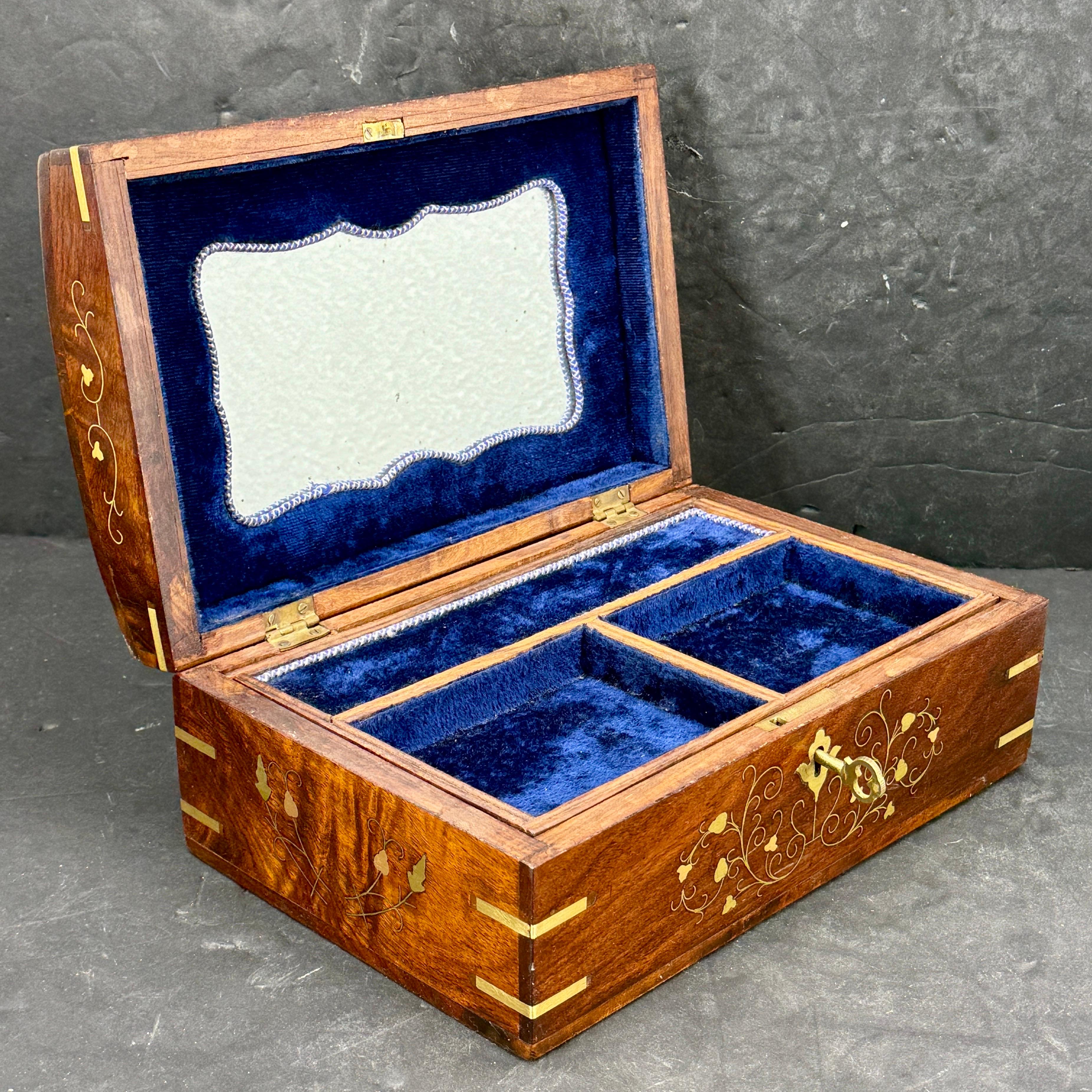 Rosewood Trinket Jewelry Box with Brass Inlay and Key en venta 2