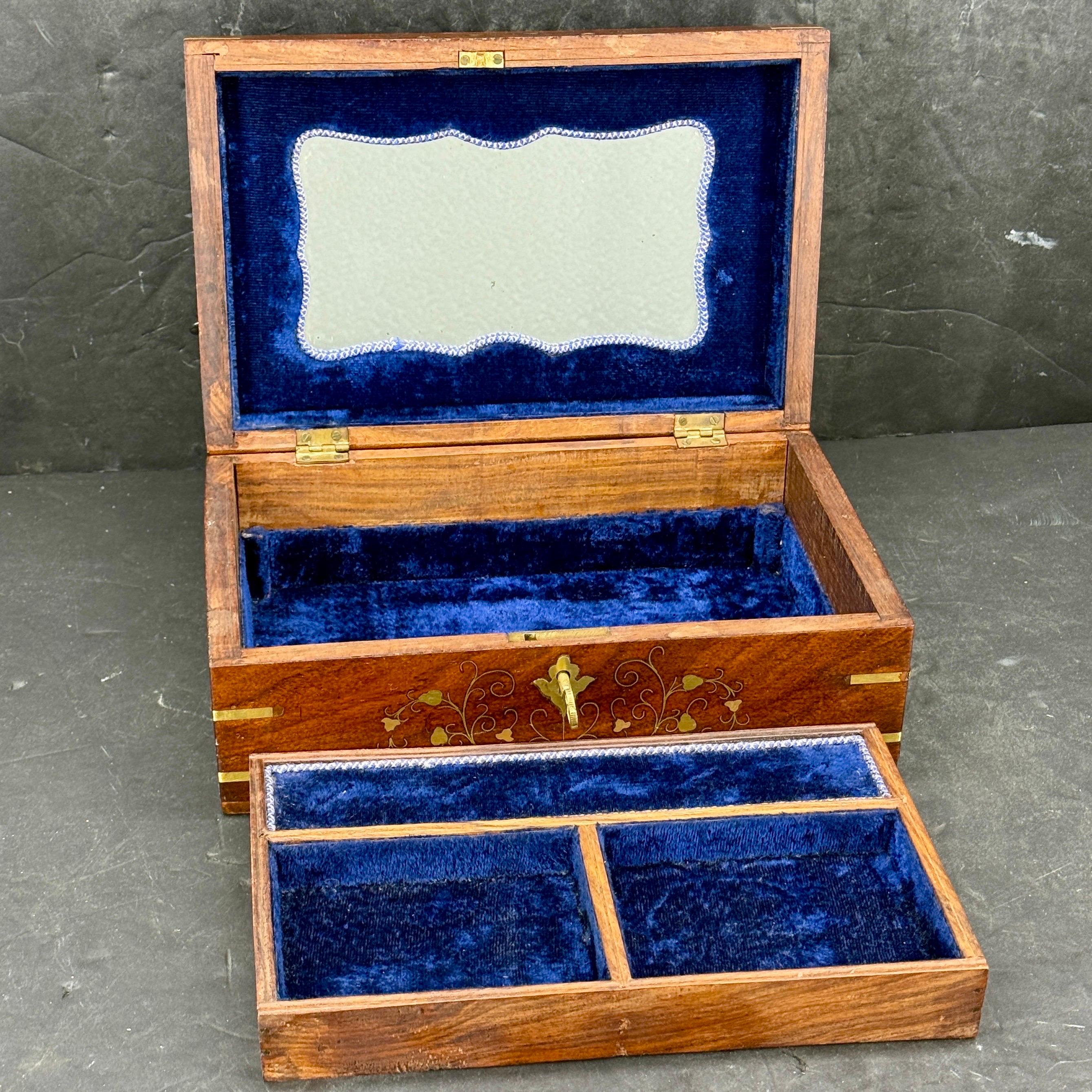 Rosewood Trinket Jewelry Box with Brass Inlay and Key en venta 4