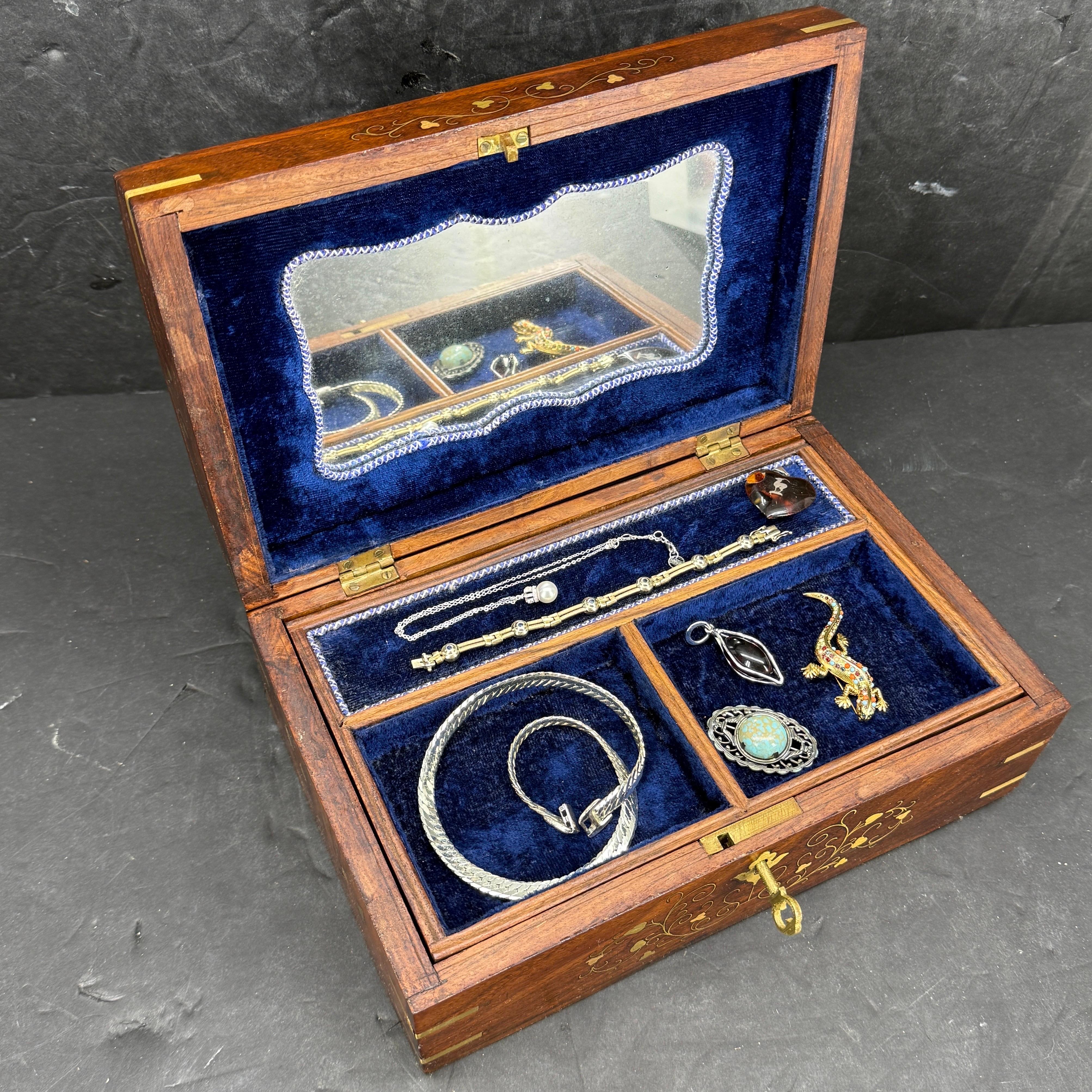 Rosewood Trinket Jewelry Box with Brass Inlay and Key en venta 5