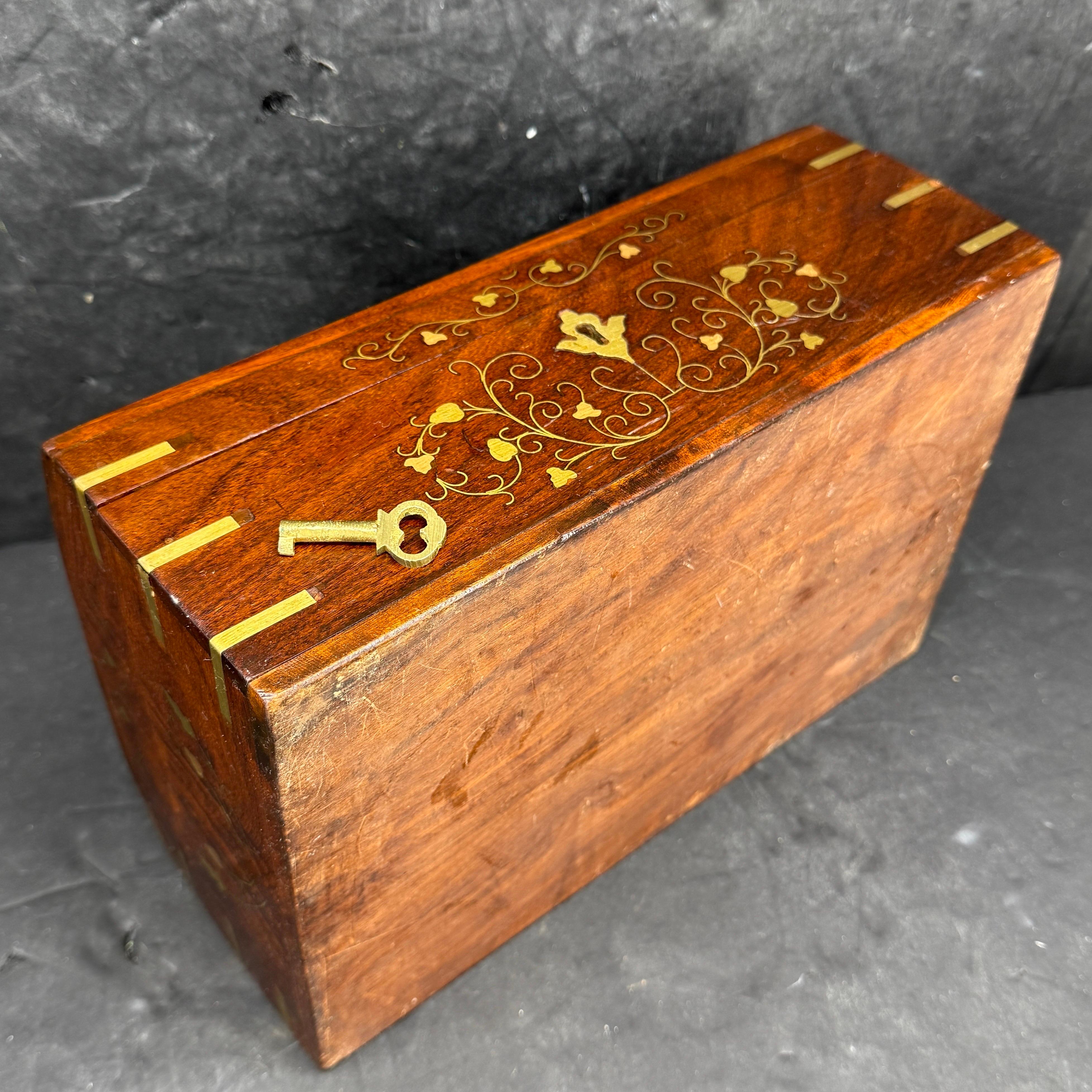 Rosewood Trinket Jewelry Box with Brass Inlay and Key en venta 6