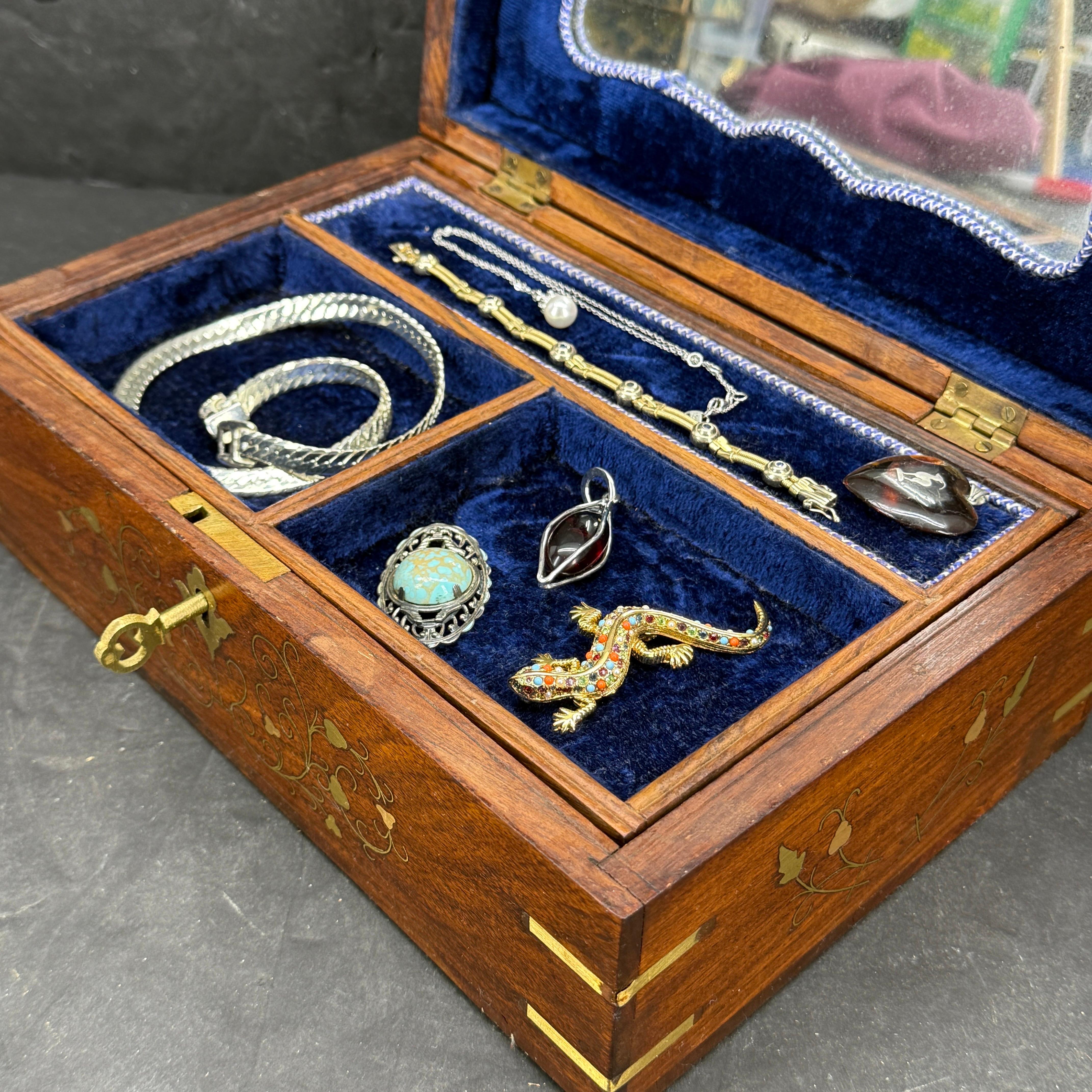Rosewood Trinket Jewelry Box with Brass Inlay and Key en venta 7