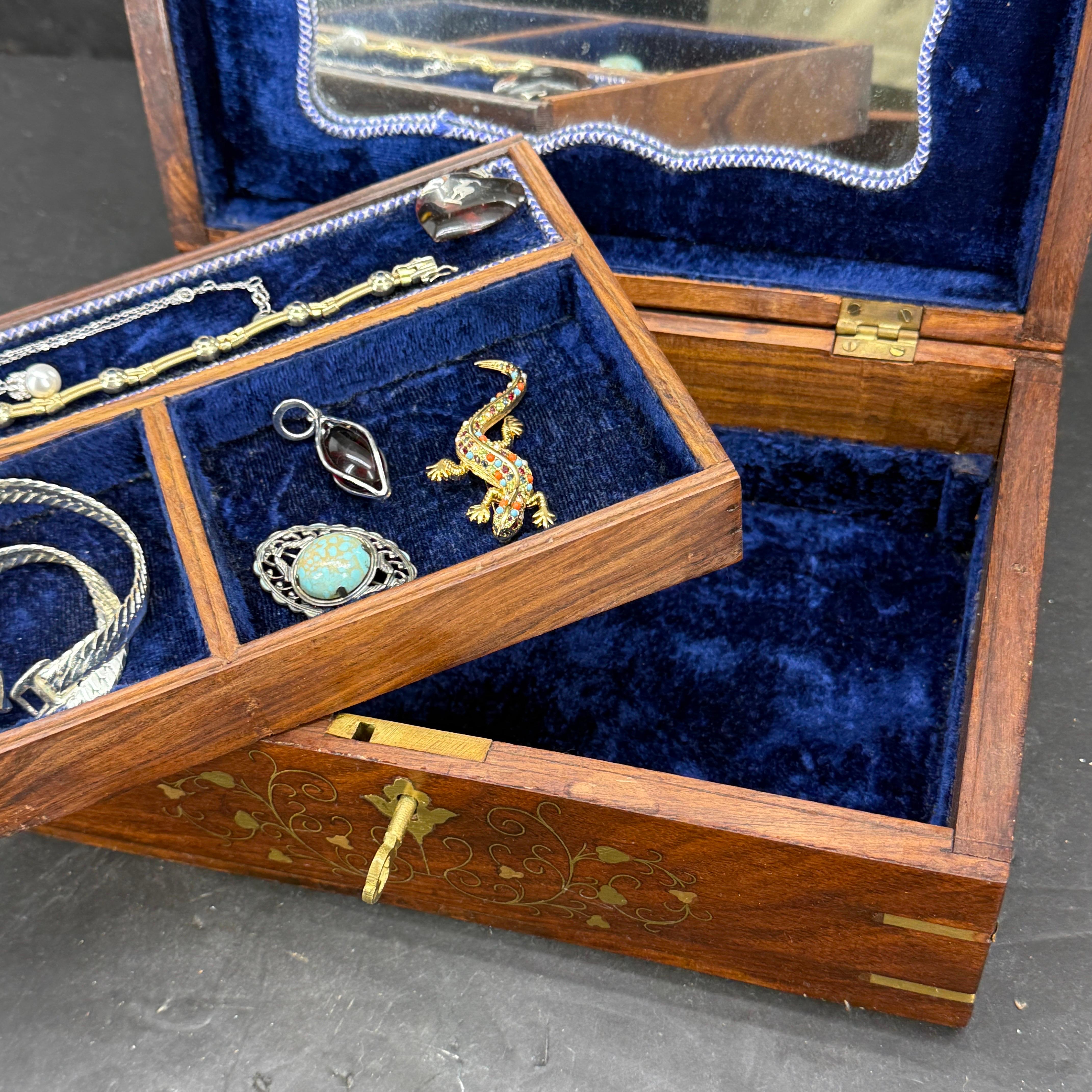 Rosewood Trinket Jewelry Box with Brass Inlay and Key en venta 8