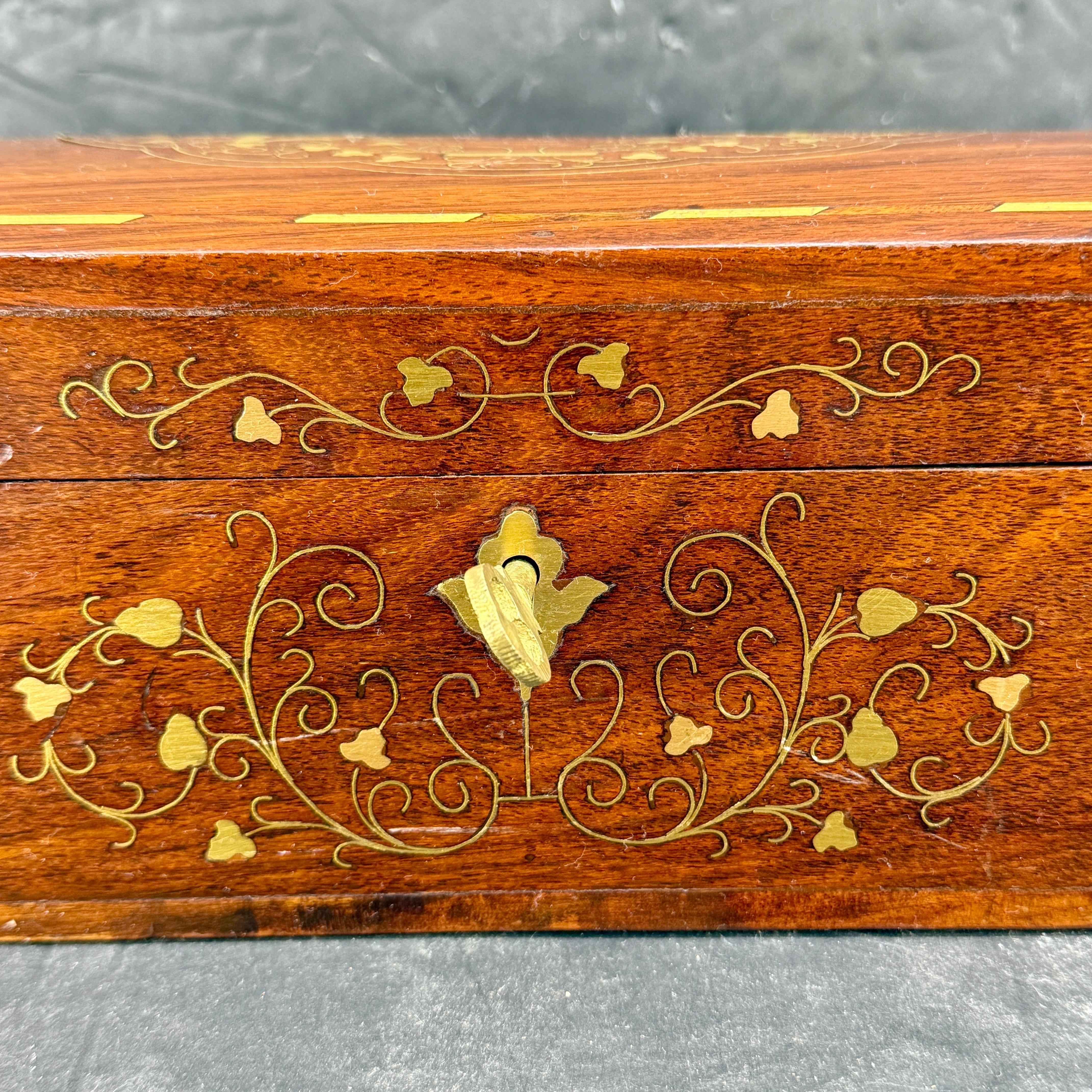 Rosewood Trinket Jewelry Box with Brass Inlay and Key Campaña en venta