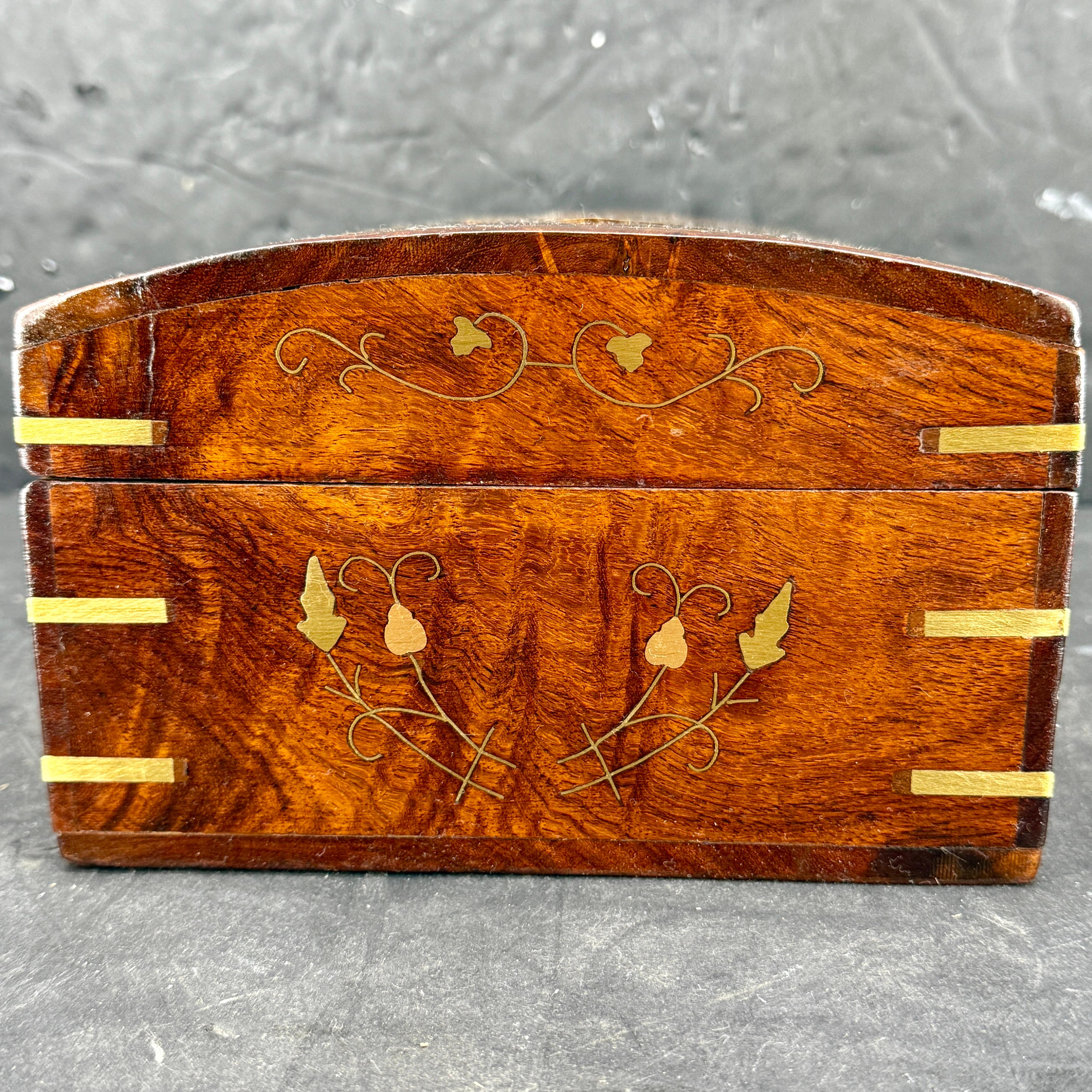 Rosewood Trinket Jewelry Box with Brass Inlay and Key Hecho a mano en venta