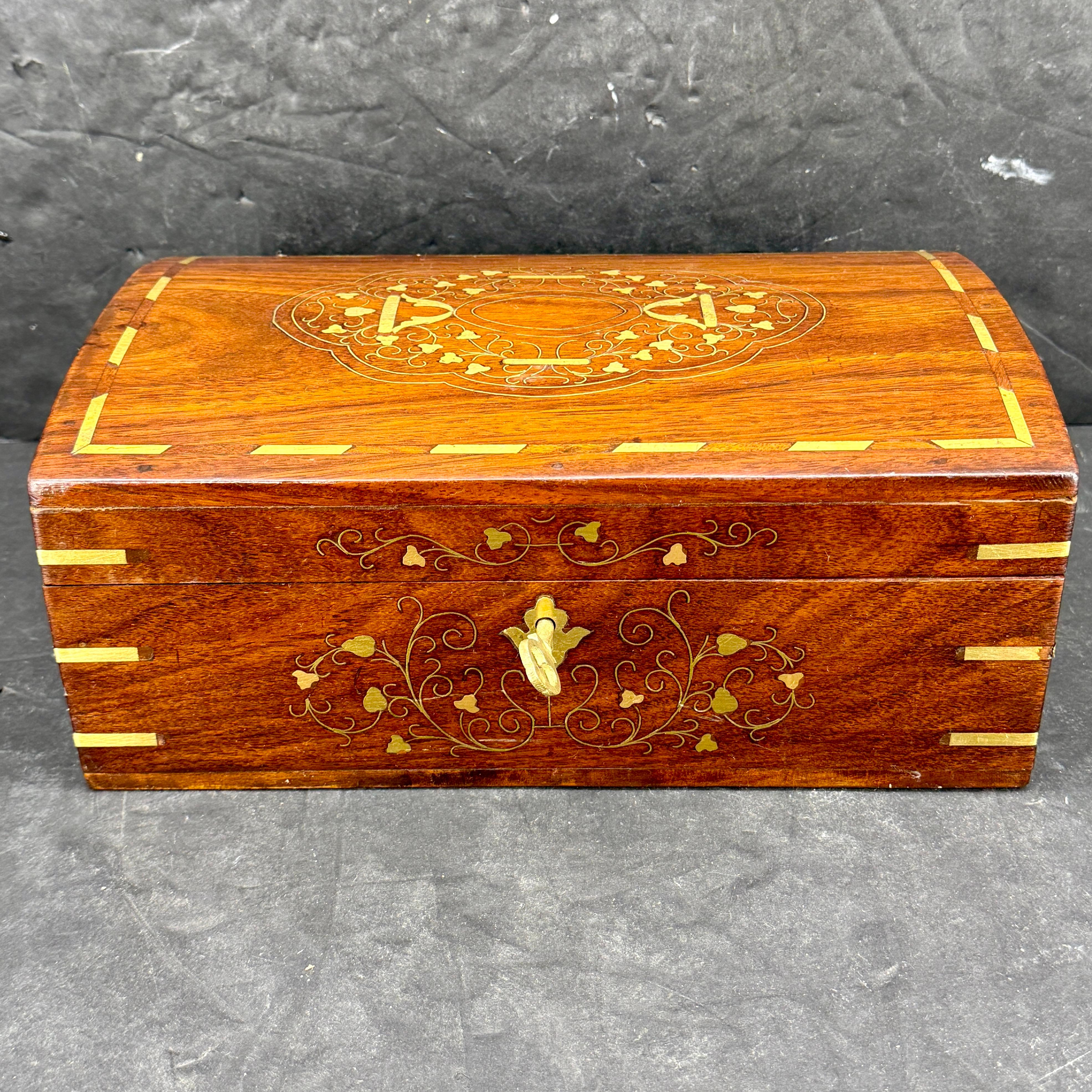 Rosewood Trinket Jewelry Box with Brass Inlay and Key en Bueno estado para la venta en Haddonfield, NJ