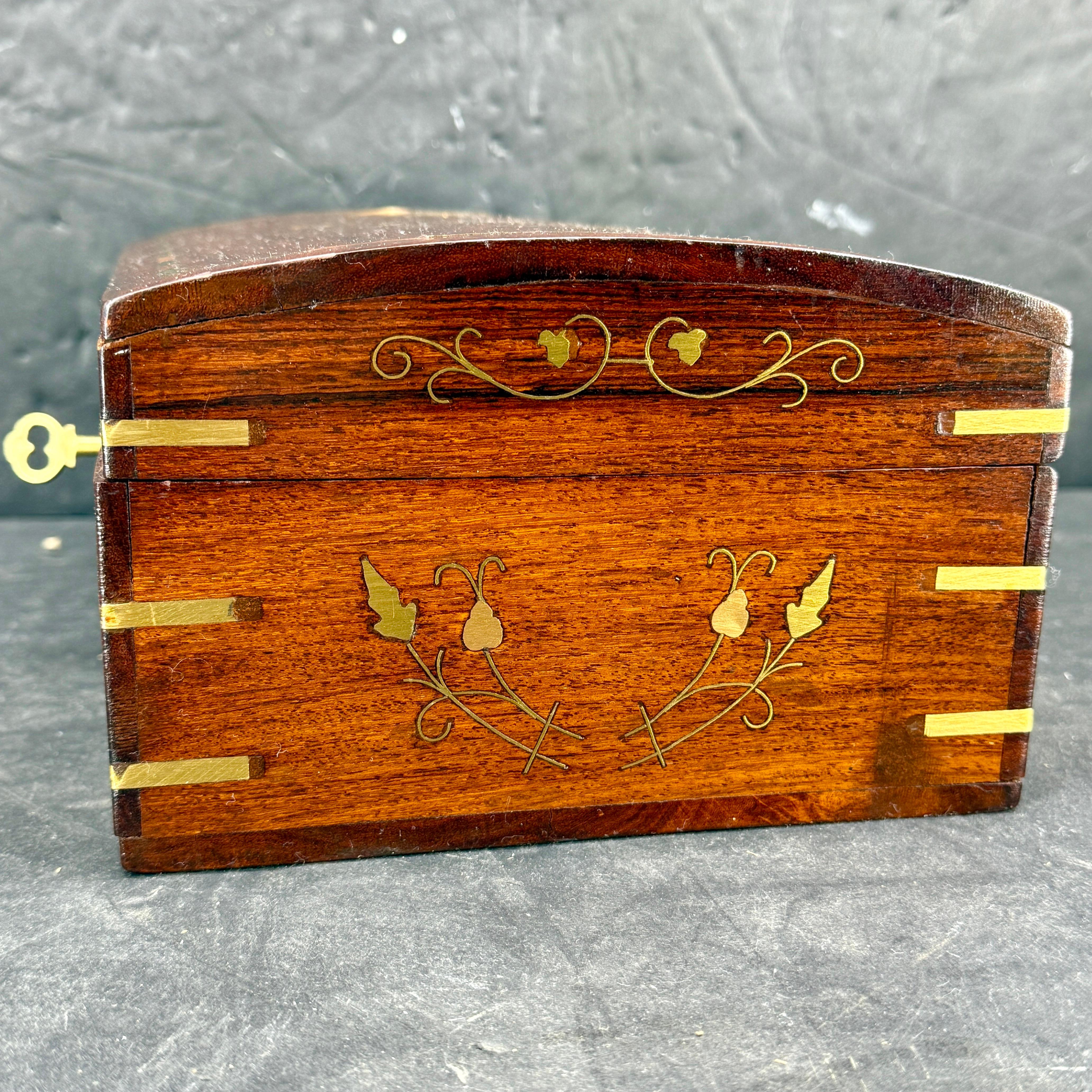 Rosewood Trinket Jewelry Box with Brass Inlay and Key siglo XX en venta