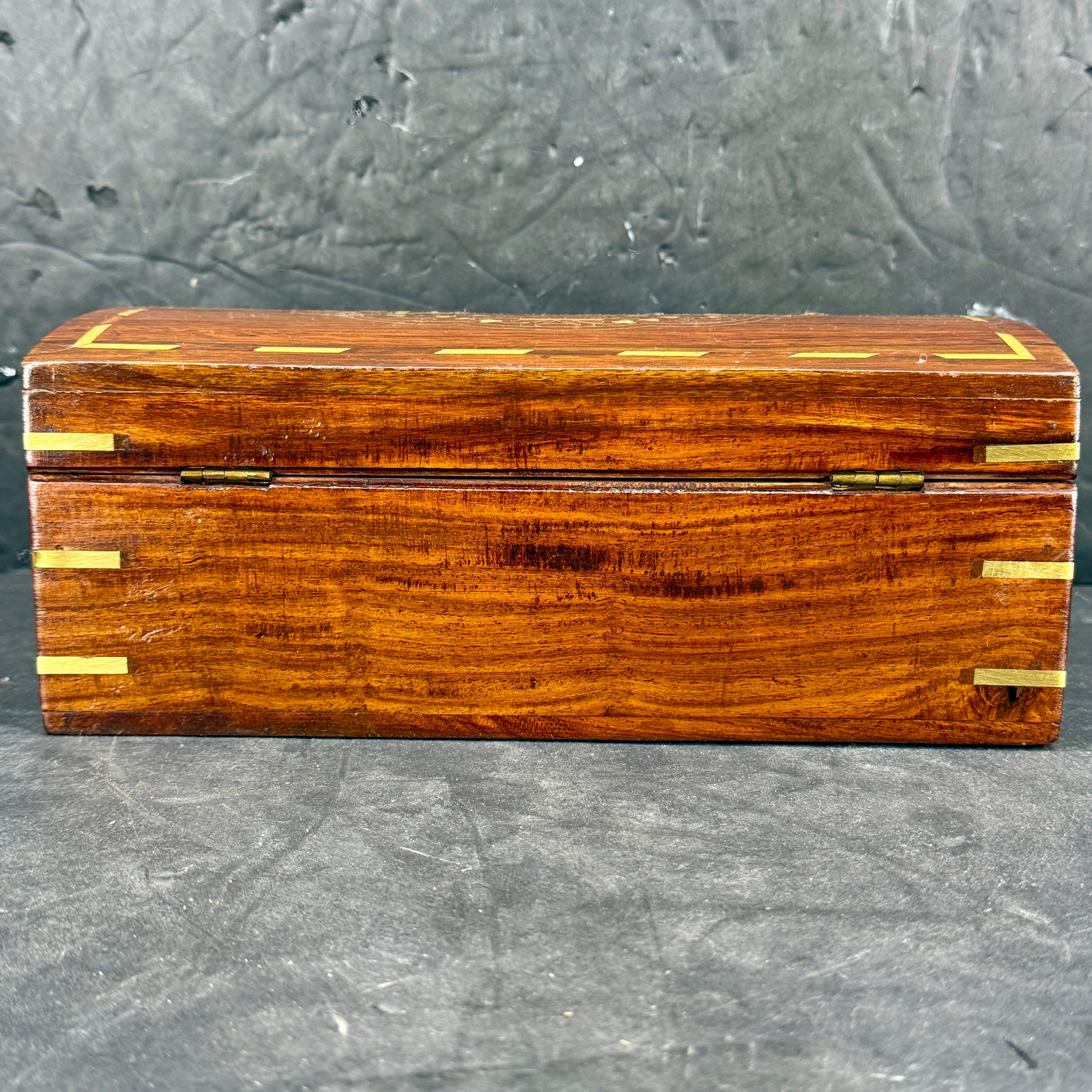Rosewood Trinket Jewelry Box with Brass Inlay and Key Madera en venta
