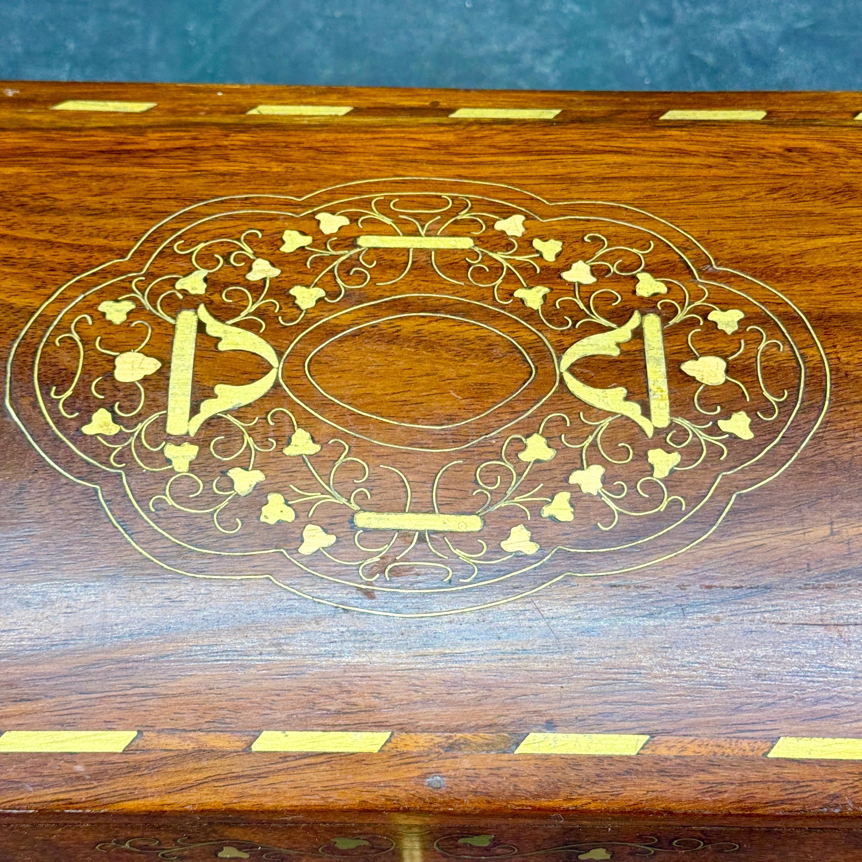 Rosewood Trinket Jewelry Box with Brass Inlay and Key en venta 1