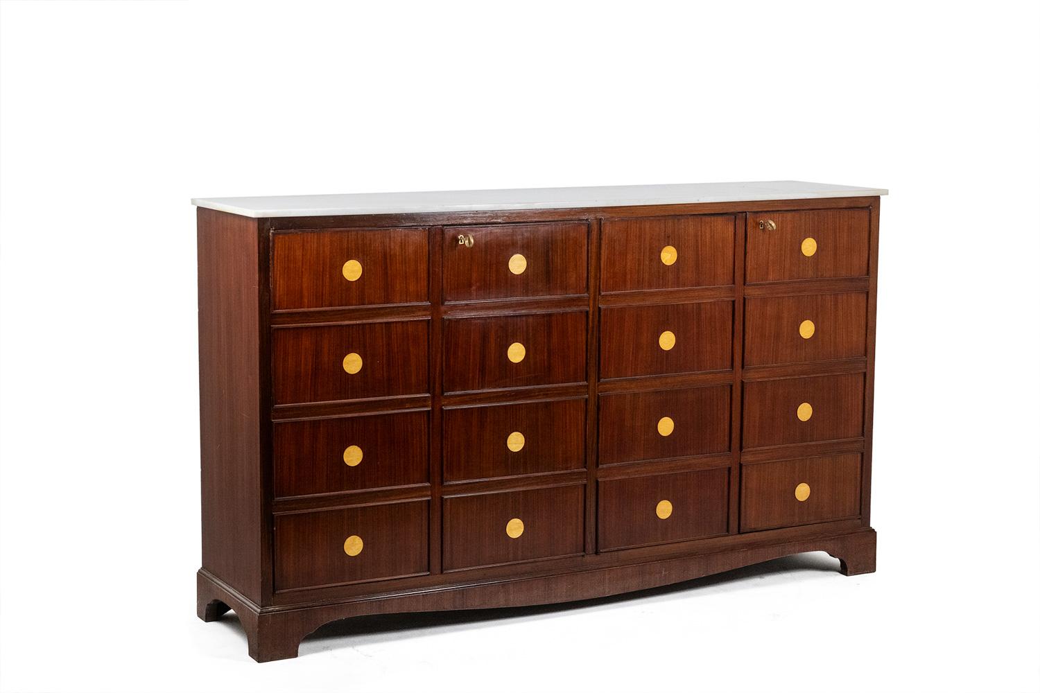 Credenza trompe-l'oeil in palissandro apribile con due ante sul davanti. Piano in marmo bianco. Ha due chiavi in ottone dorato opaco.

Opera italiana realizzata negli anni '1950.

Dimensioni: H. 107 x L. 167 x P. 44 cm

Riferimento: LS5875856T