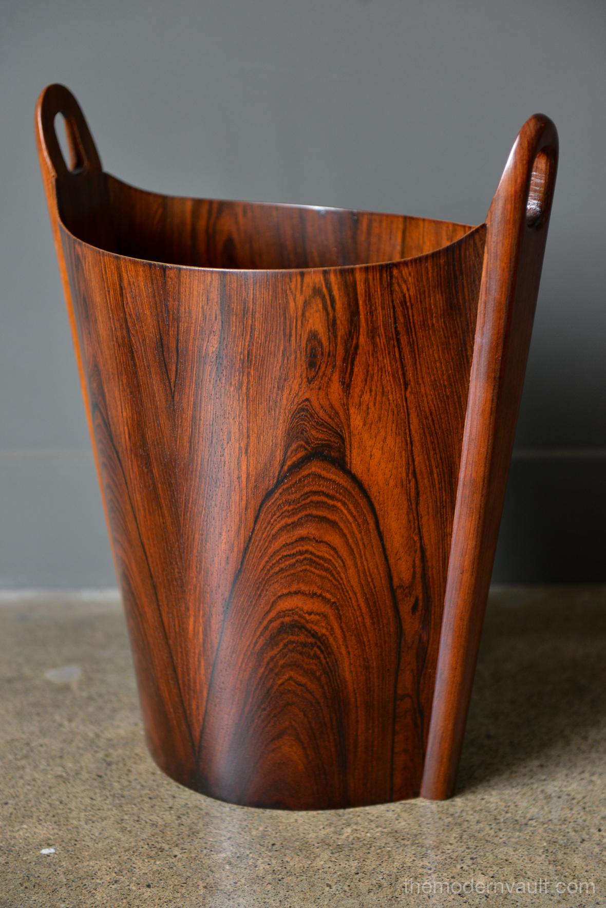 Rosewood wastebasket by Einar Barnes for P.S. Heggen, circa 1965. Restored to perfect condition with beautiful grain.

Measures H 17.5 in. x W 15.5 in. x D 8.5 in.