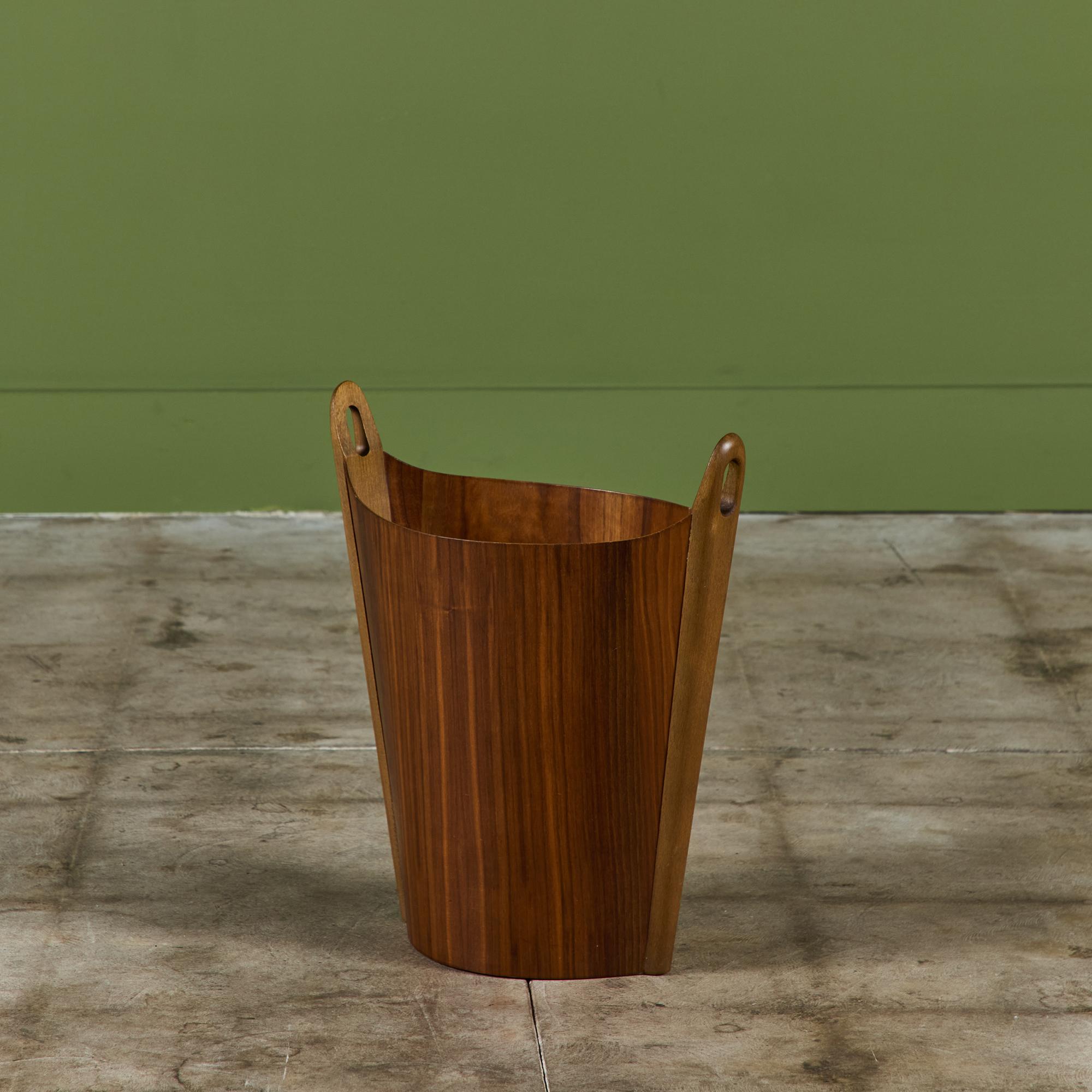 Corbeille à papier par Einar Barnes pour P.S. Heggen, C.I.C., Norvège. Cette corbeille présente un corps fin en contreplaqué de bois de rose et des poignées en bois de hêtre teinté.

Dimensions
15