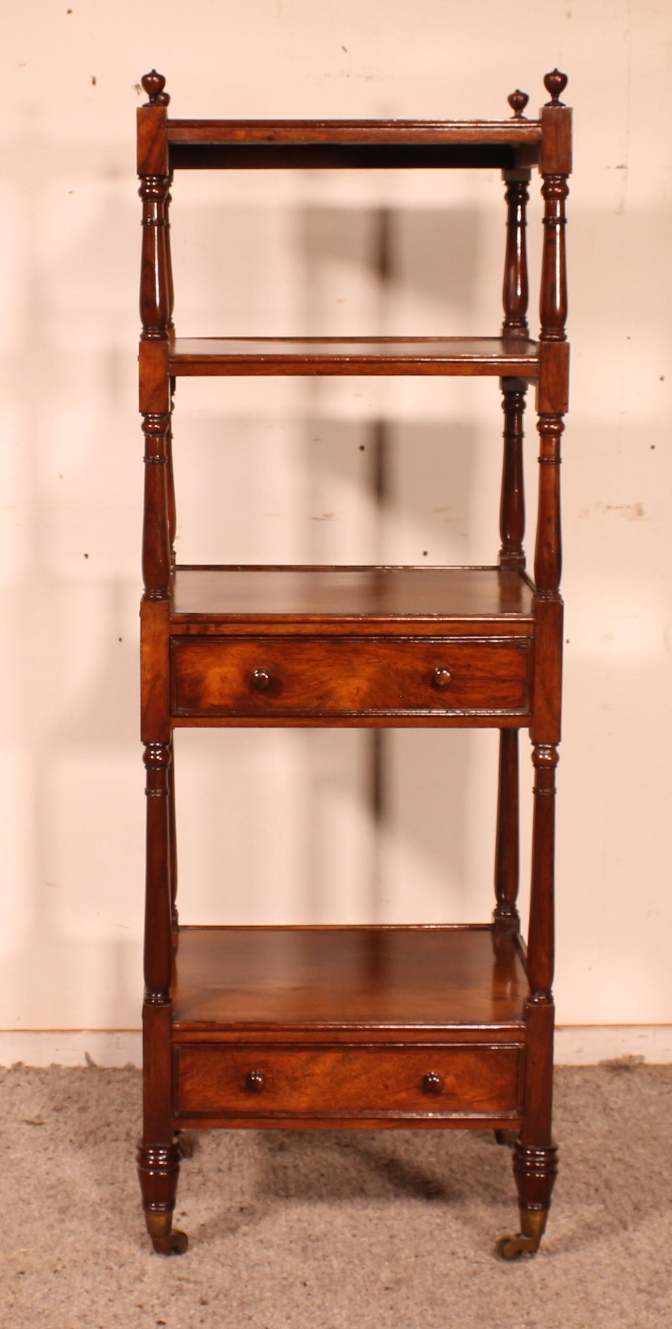 Superb rosewood shelf called whatnot composed of 4 shelves and two drawers
This beautiful whatnot has a very beautiful turning iand rests on wheels
It is unusual to find rosewood whatnot

Very beautiful patina and in superb condition