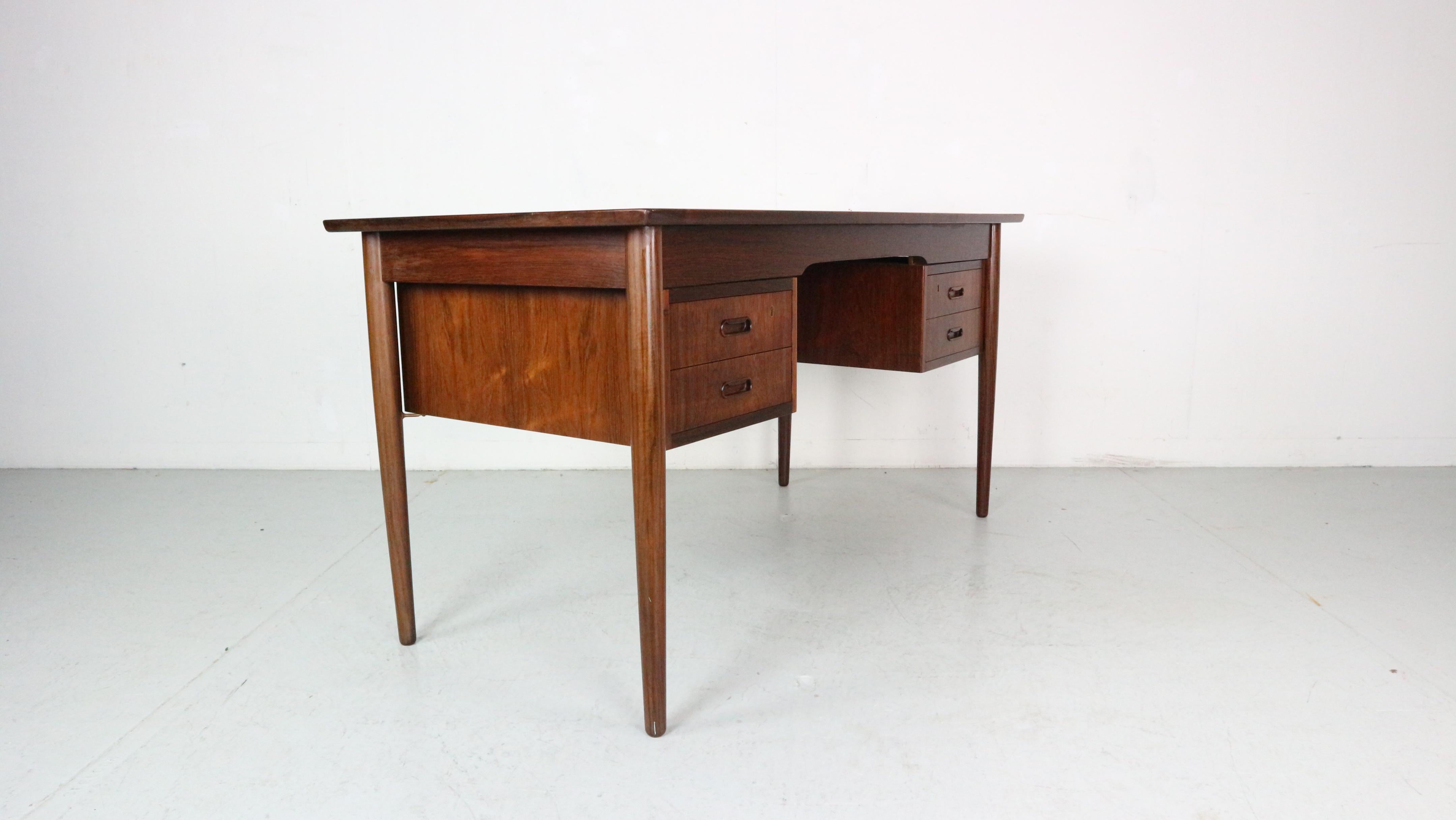 Rosewood Writing Desk with Bookshelf, Danish Design In Good Condition For Sale In The Hague, NL