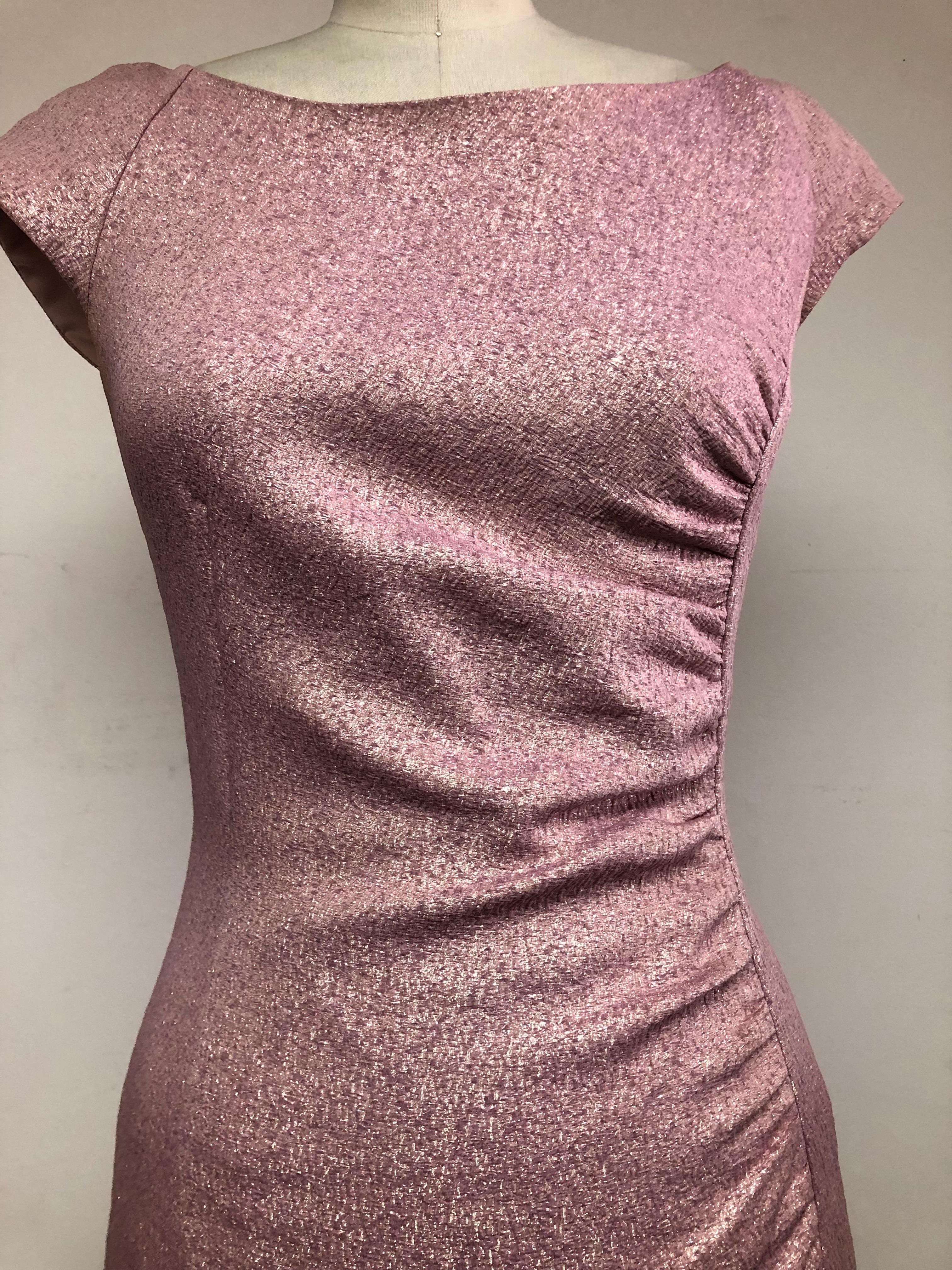 Rosey Pink funkelnd  Kleid aus französischem Crêpe mit seitlichen Rüschen und Seitenschlitz  im Zustand „Hervorragend“ im Angebot in Los Angeles, CA