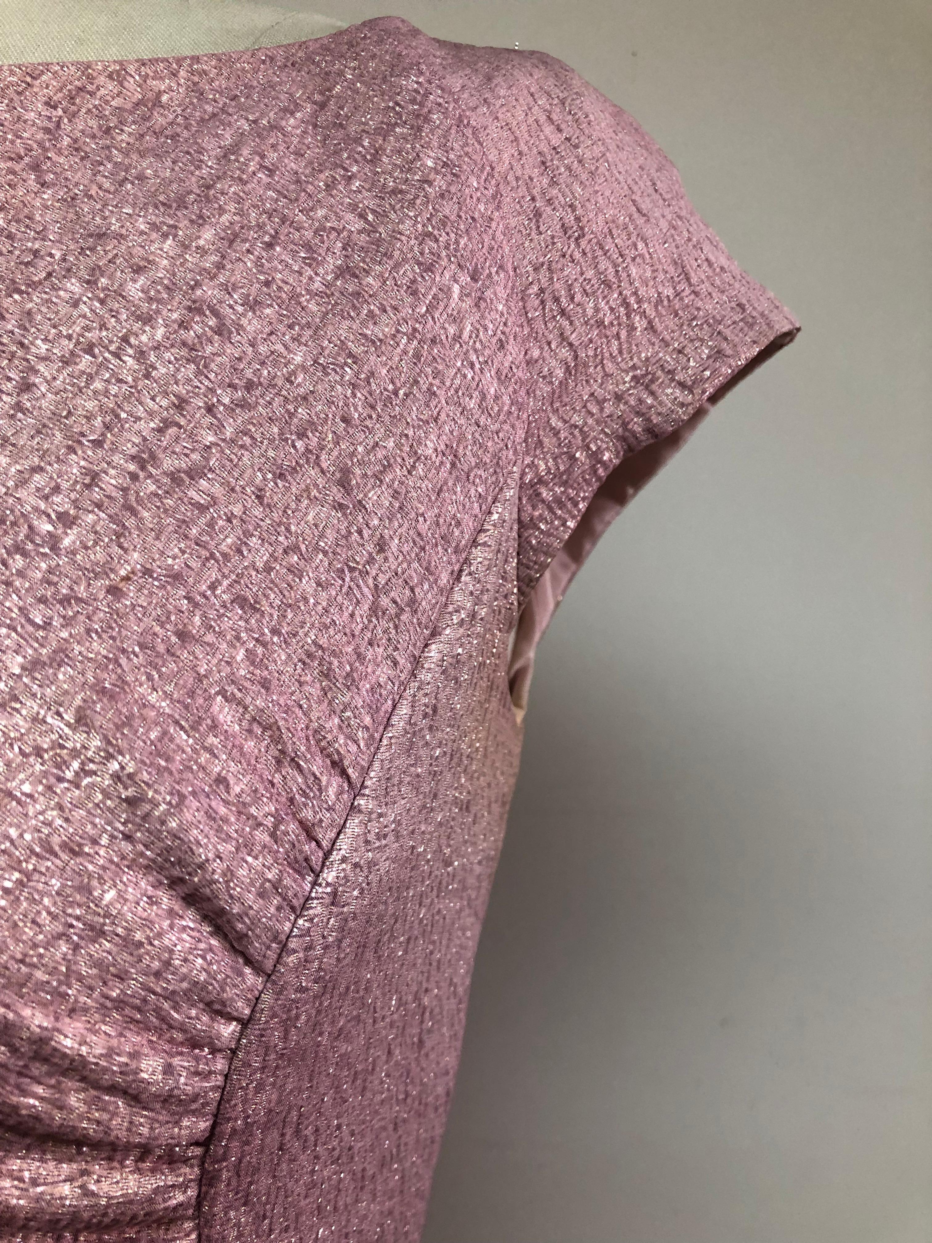 Rosey Pink funkelnd  Kleid aus französischem Crêpe mit seitlichen Rüschen und Seitenschlitz  Damen im Angebot