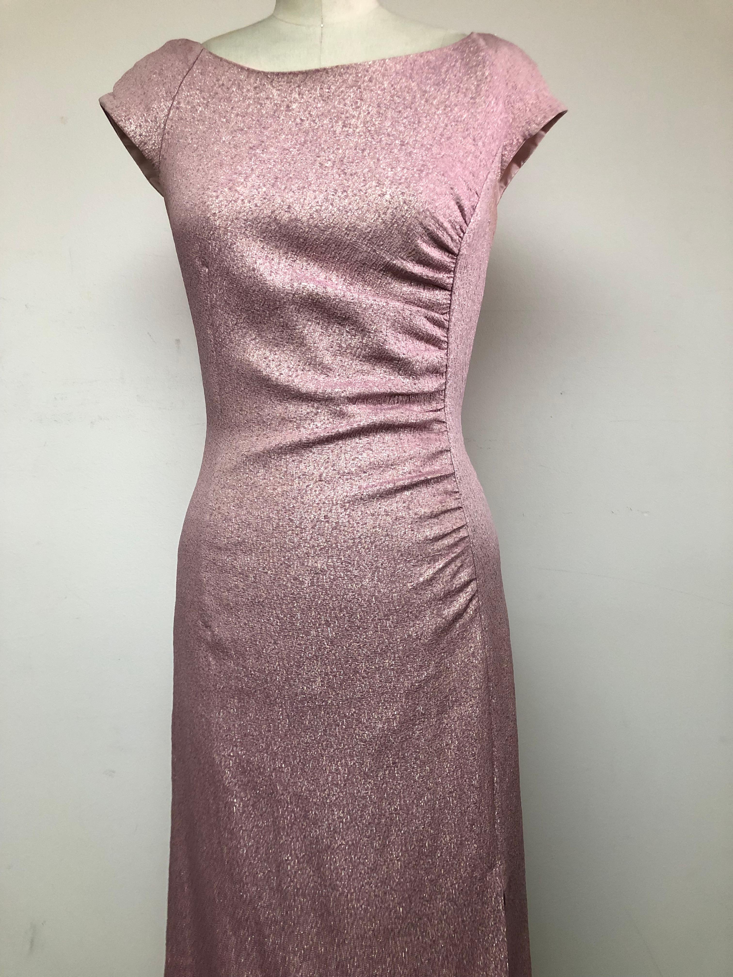 Rosey Pink funkelnd  Kleid aus französischem Crêpe mit seitlichen Rüschen und Seitenschlitz  im Angebot 3